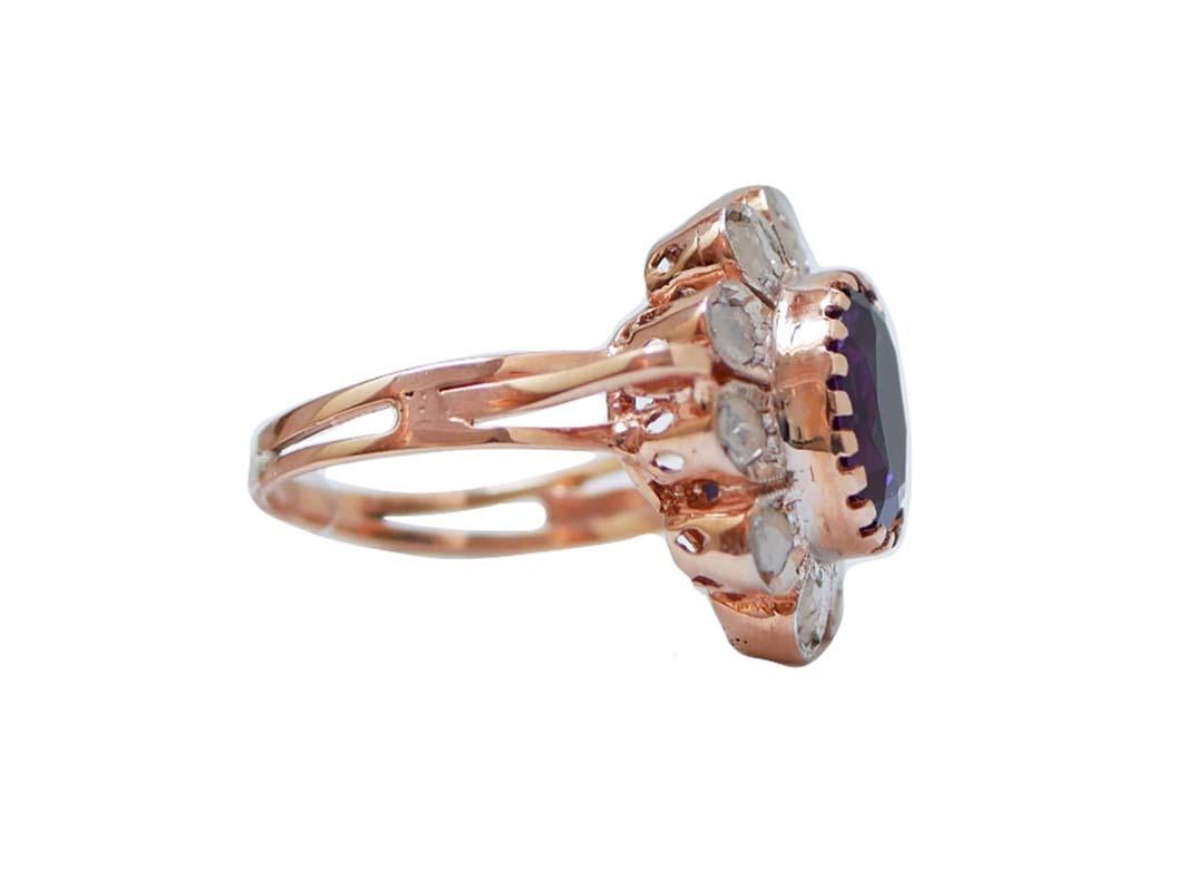 Incredibile anello a fiore in oro rosa 9 kt e struttura in argento montata con un'ametista centrale  circondato da diamanti.
Questo anello è stato realizzato totalmente a mano da maestri orafi italiani ed è in perfette condizioni.
Diamanti 0,64