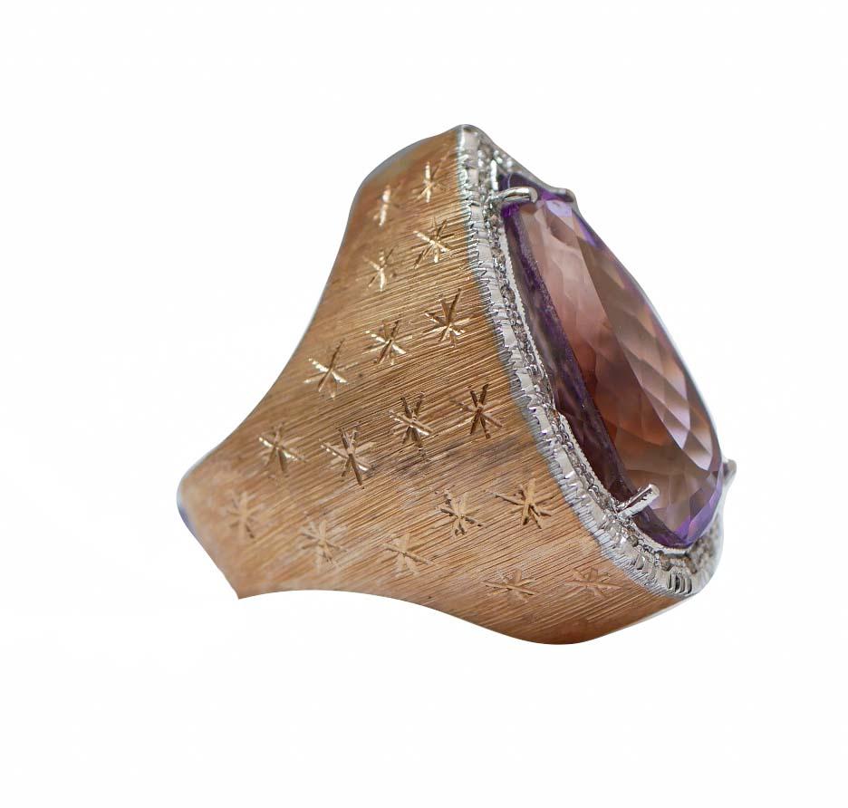 Fantastic ring in 9 kt rose gold structure mounted with a drop amethyst surrounded by diamonds.
Tis ring was totally handmade by Italian master goldsmiths and it is in perfect conditions.
Diamonds 0.23 ct
Amethyst 16.79 ct
Total Weight 12.80 gr
RF 