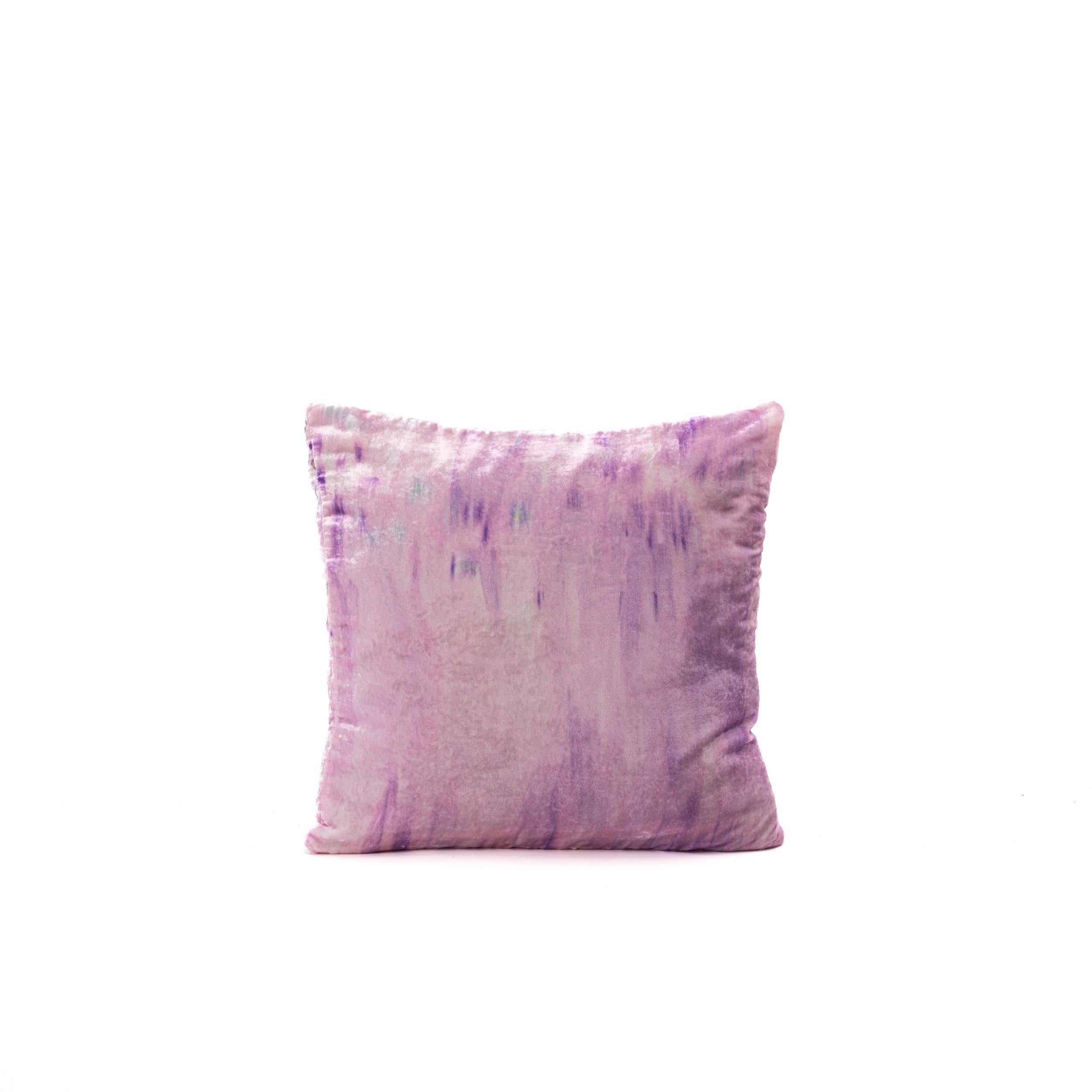 - Cuscino in velluto di seta (fronte e retro)
- Dimensioni: 45cm*45cm
- Design diverso per la parte anteriore e posteriore
- Zip laterale invisibile
- Viene fornito con riempimento, 100% kapok

I cuscini di Coralla sono un tributo alla creatività,