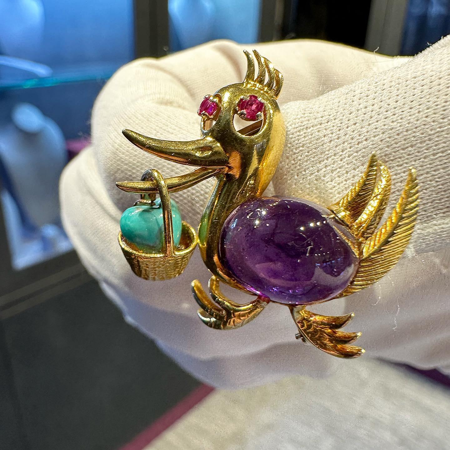 Amethyst-Entenbrosche

Entenbrosche aus 14-karätigem Gold, besetzt mit Rubinaugen im Rundschliff und einem Amethyst-Cabochon, die einen Korb im Maul trägt, der mit einem Türkis-Cabochon besetzt ist

Abmessungen: 1