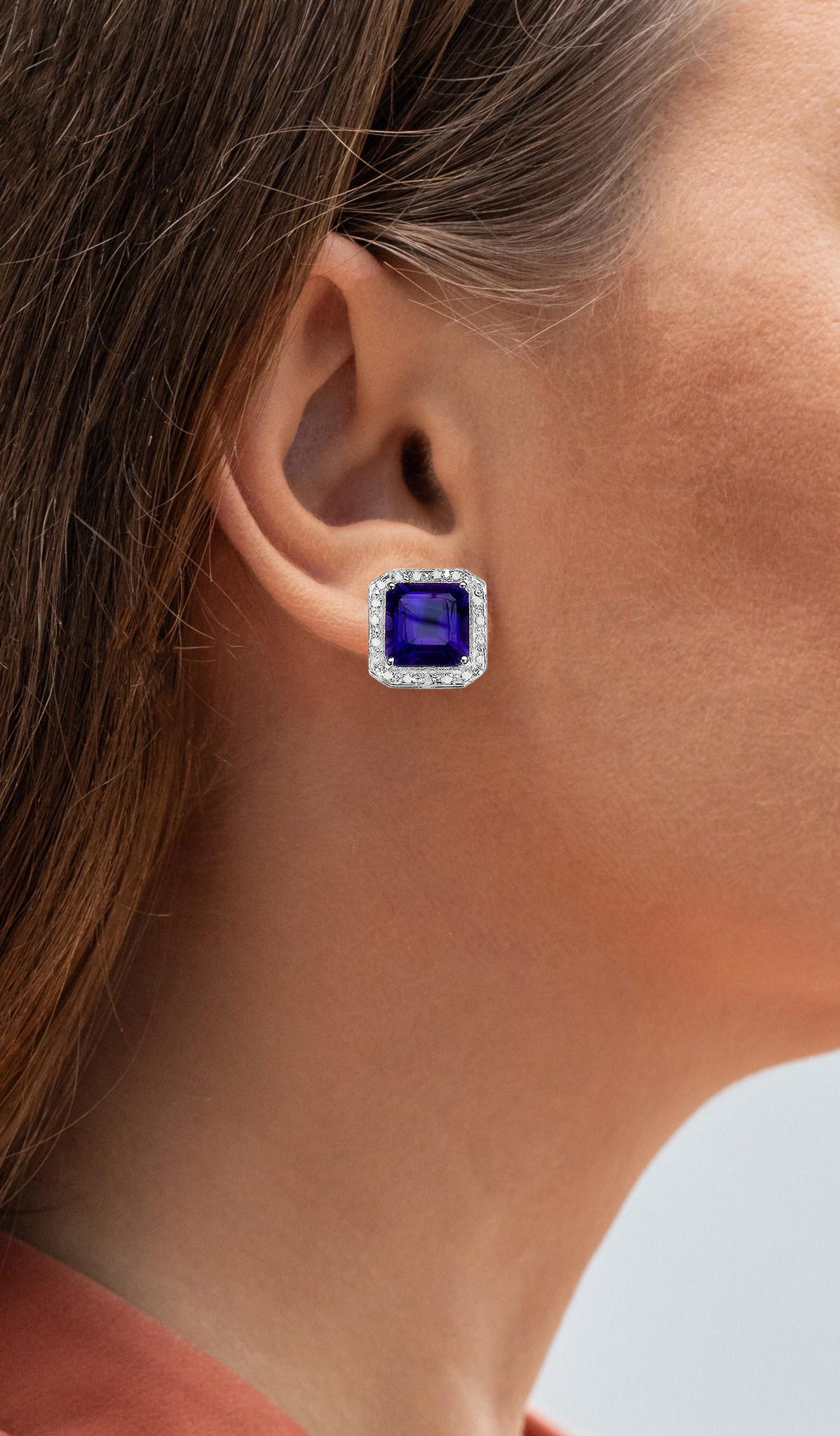 Viene fornito con la valutazione gemmologica GG/AJP.
Tutte le gemme sono naturali
2 ametiste = 9,20 carati
38 diamanti = 0,15 carati
Metallo: Argento placcato in rodio
Dimensioni: 16 x 15 mm