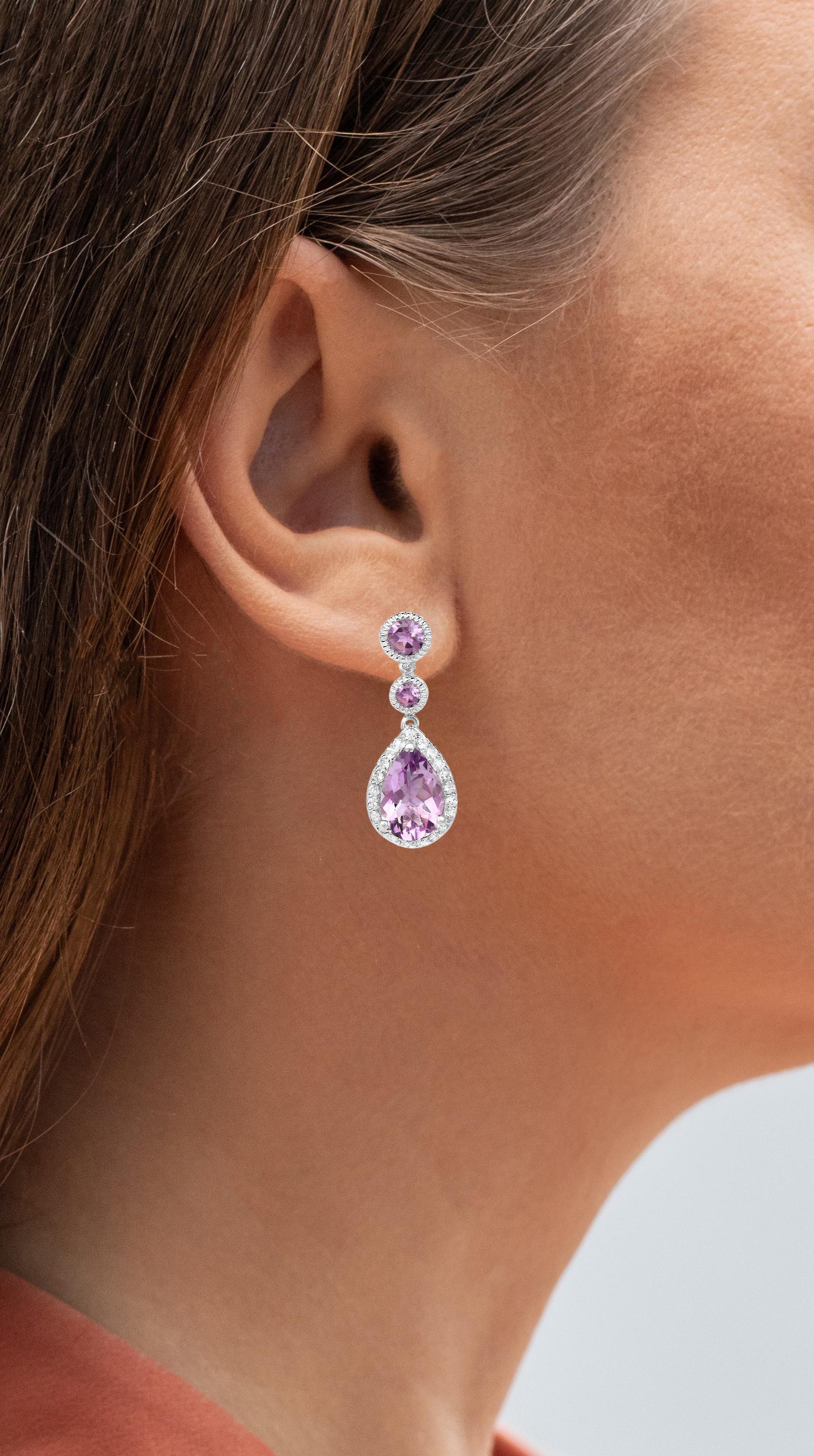 It comes with the Gemological Appraisal by GIA GG/AJP
All Gemstones are Natural
6 Pink Amethysts = 6.32 Carats
42 Round White Topazes = 0.84 Carats
Metal: Rhodium Plated Sterling Silver
Dimensions: 29 x 12 mm

