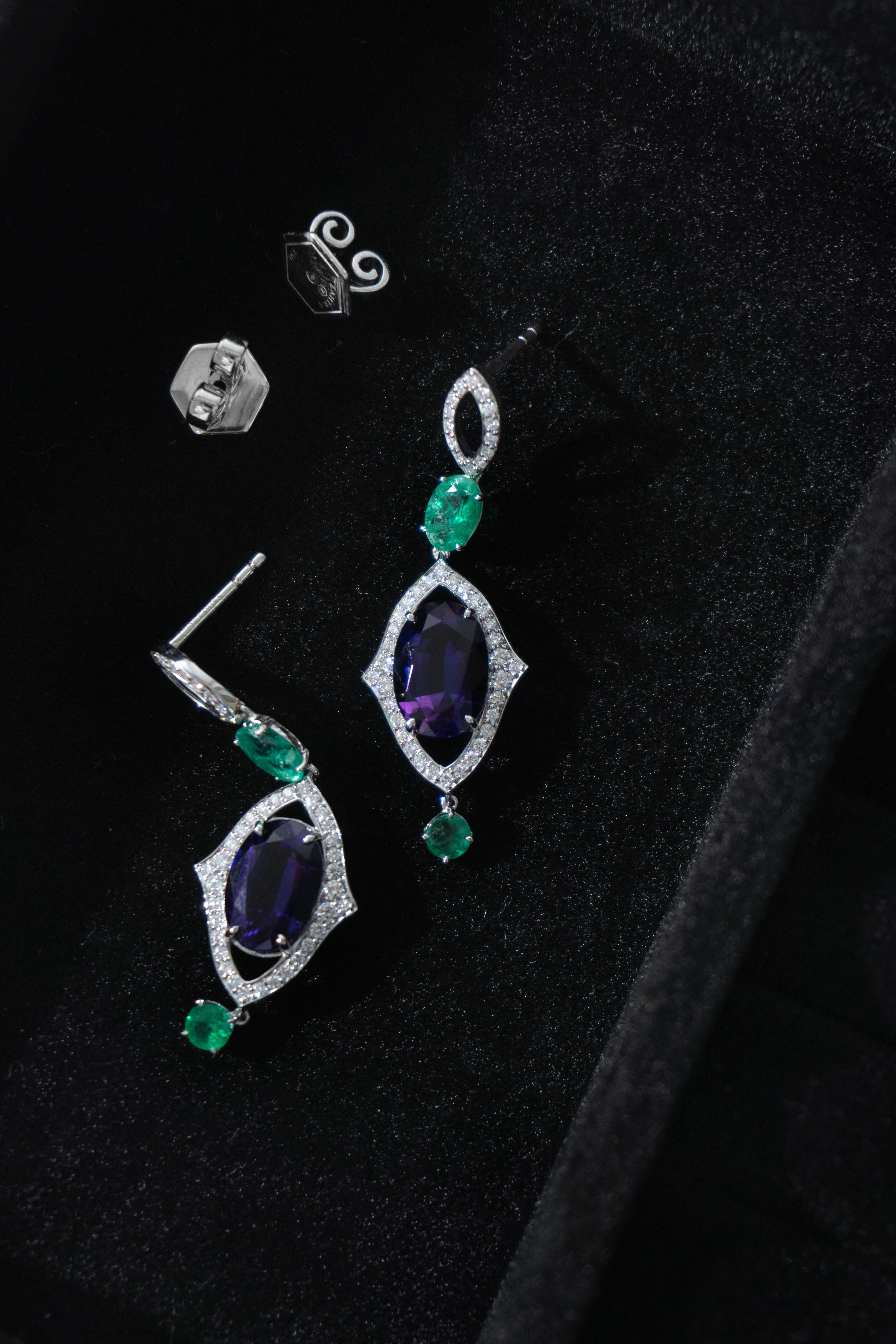 Amethyst, Emerald and Diamond Dangle Earring in 18k White Gold In New Condition For Sale In Bangkok, TH