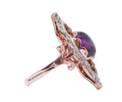 Anillo de amatista, esmeraldas, diamantes, oro rosa y plata.
