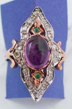 Anillo de amatista, esmeraldas, diamantes, oro rosa y plata.