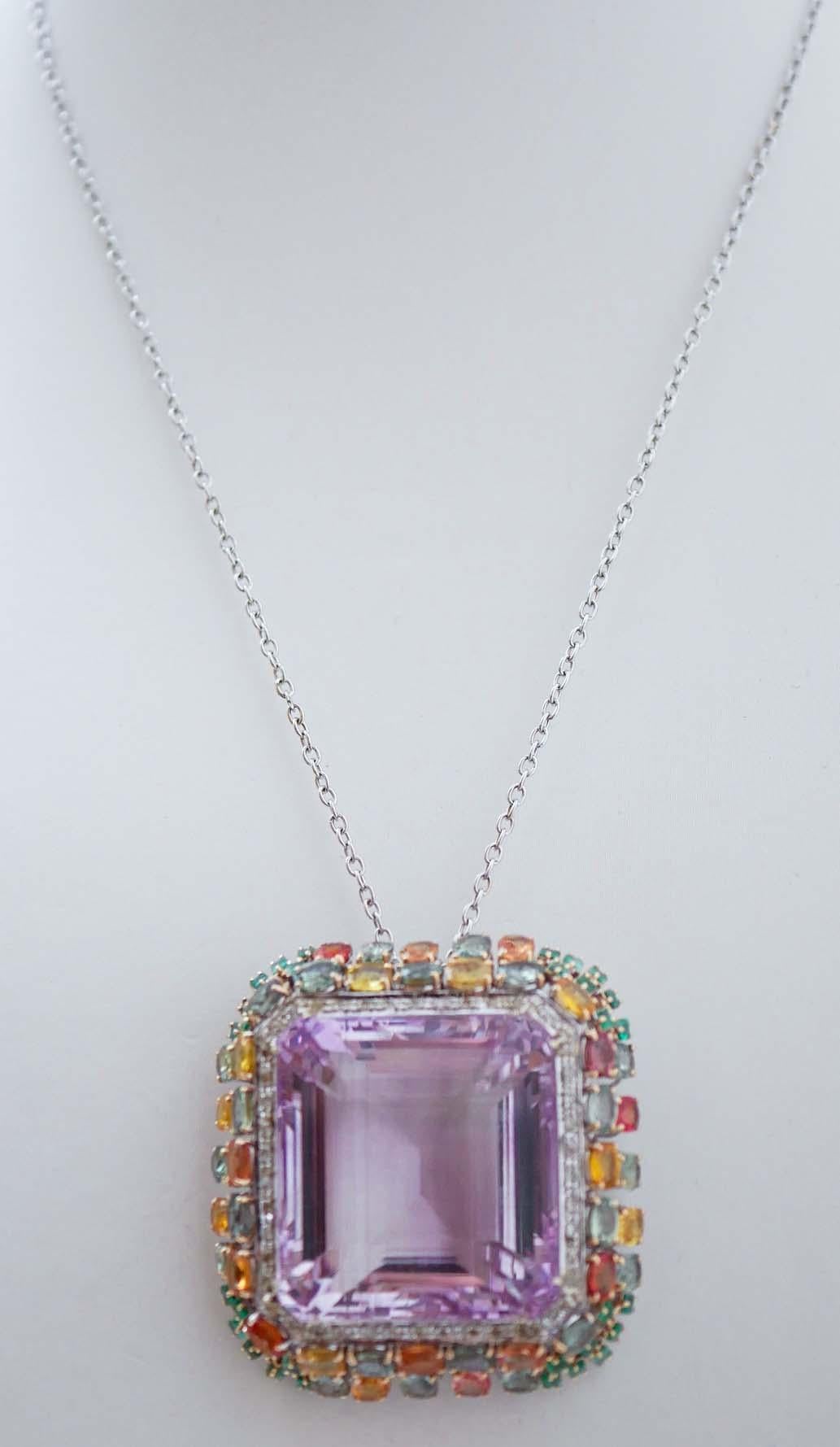 Fantastico pendente in oro bianco 14kt montato con un'ametista centrale circondata da diamanti, smeraldi e zaffiri multicolore.
Questo ciondolo è stato realizzato completamente a mano da maestri orafi italiani ed è in perfette condizioni.
Ametista