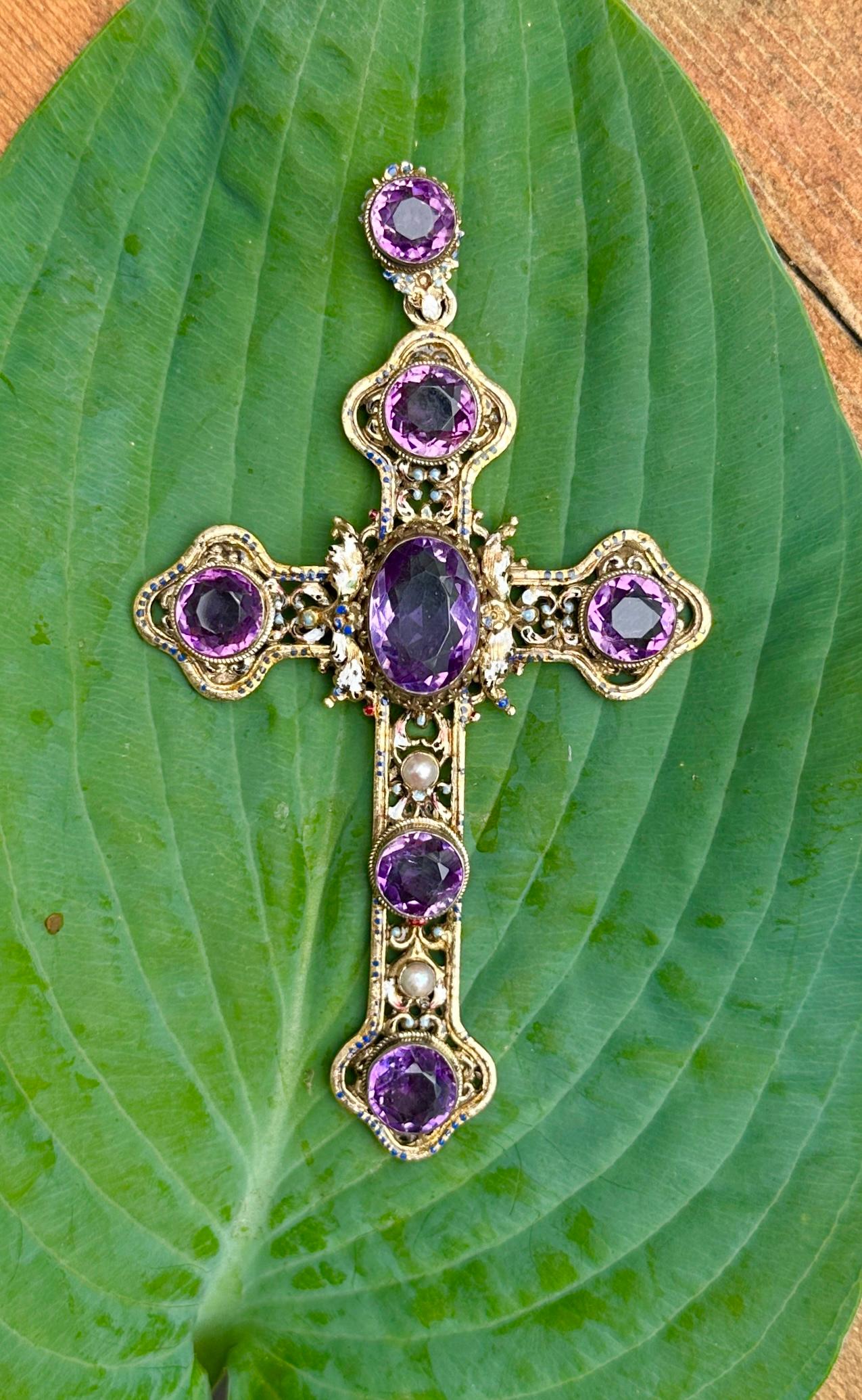 Néo-Renaissance Collier pendentif croix en émail et améthyste de 5 pouces 20 carats, Renaissance austro-hongroise