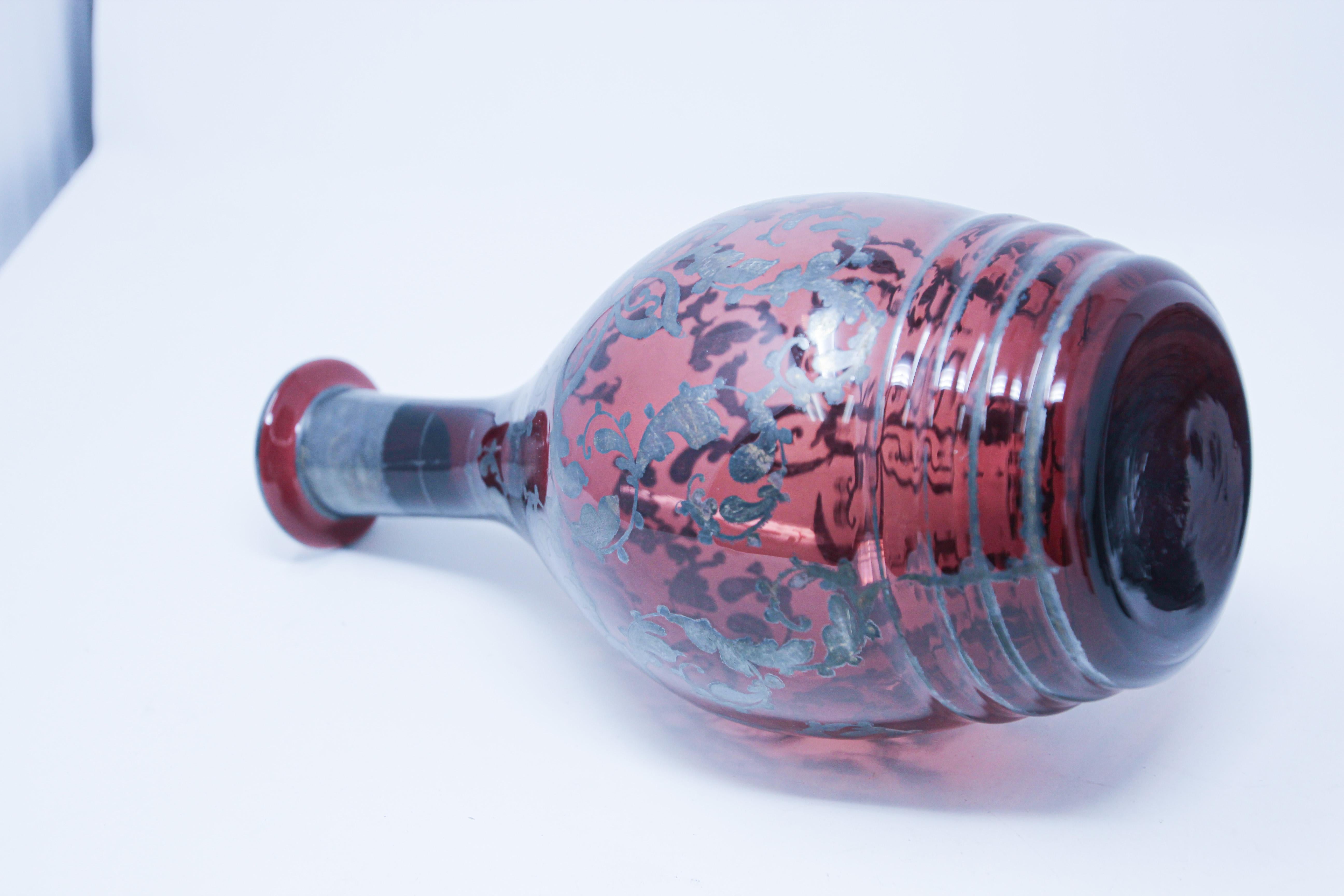 20ième siècle Ensemble de carafe à liqueur et six verres en verre de Bohème émaillé d'améthyste en vente