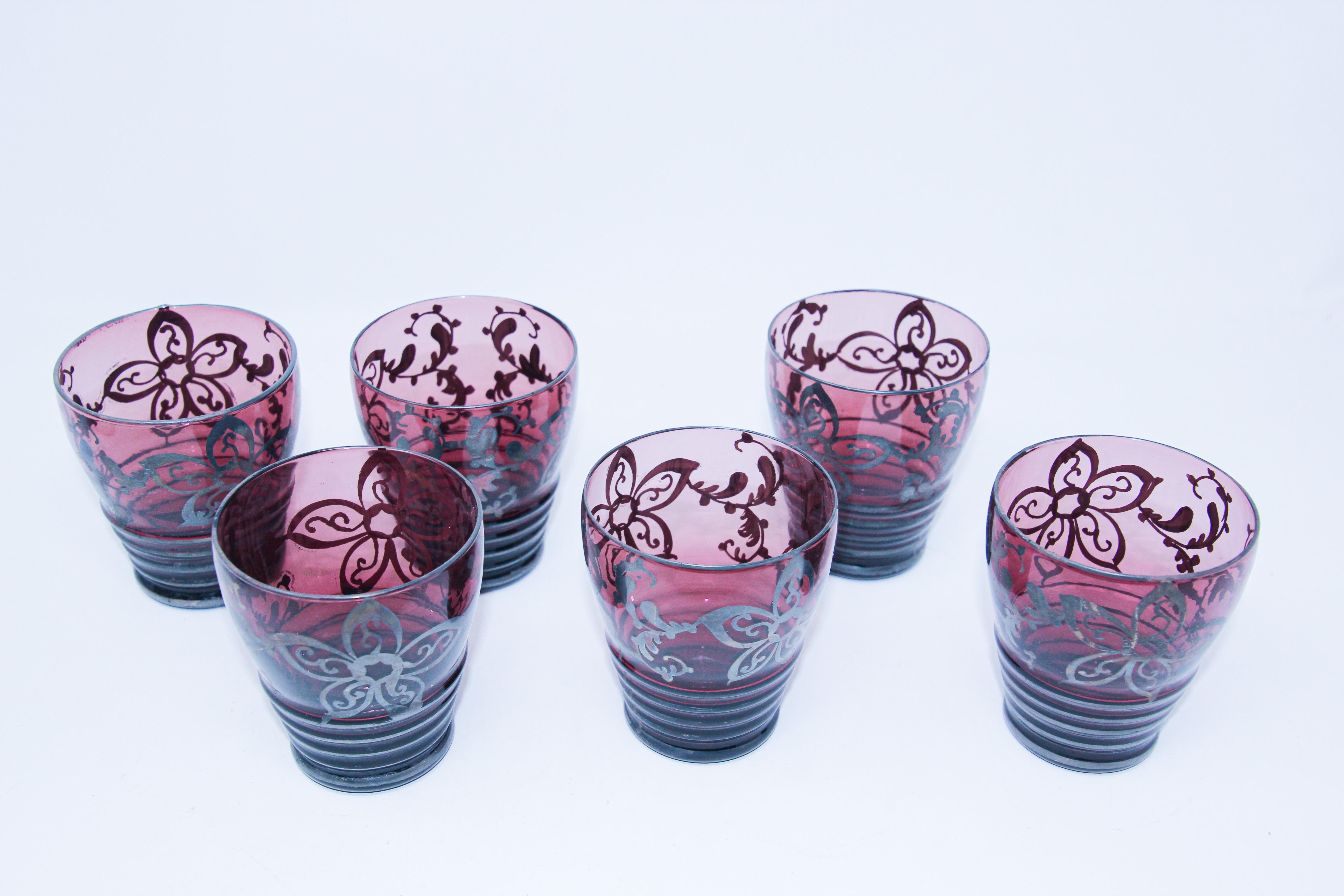 Likörset mit Dekanter und sechs Gläsern aus böhmischem Glas mit Amethyst emailliert (Geblasenes Glas) im Angebot