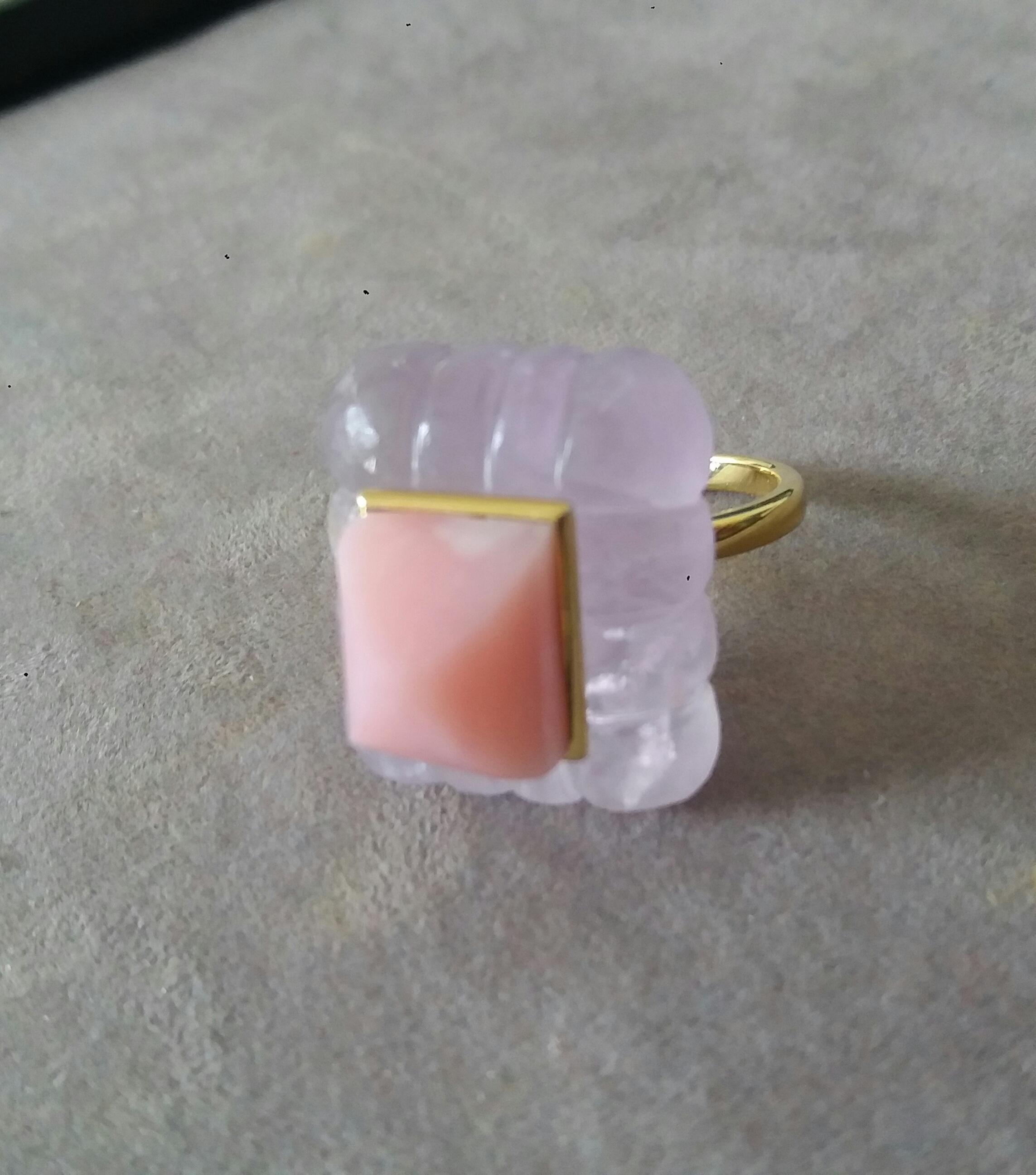 Bague unique avec une grande Améthyste gravée de forme rectangulaire mesurant 22 mm. x 26 mm x 10mm. et pesant 54 Carats avec une belle Pyramide d'Opale Rose mesurant 10 mm x 12 mm sertie dans un chaton en or jaune 14 carats.  L'or jaune massif est
