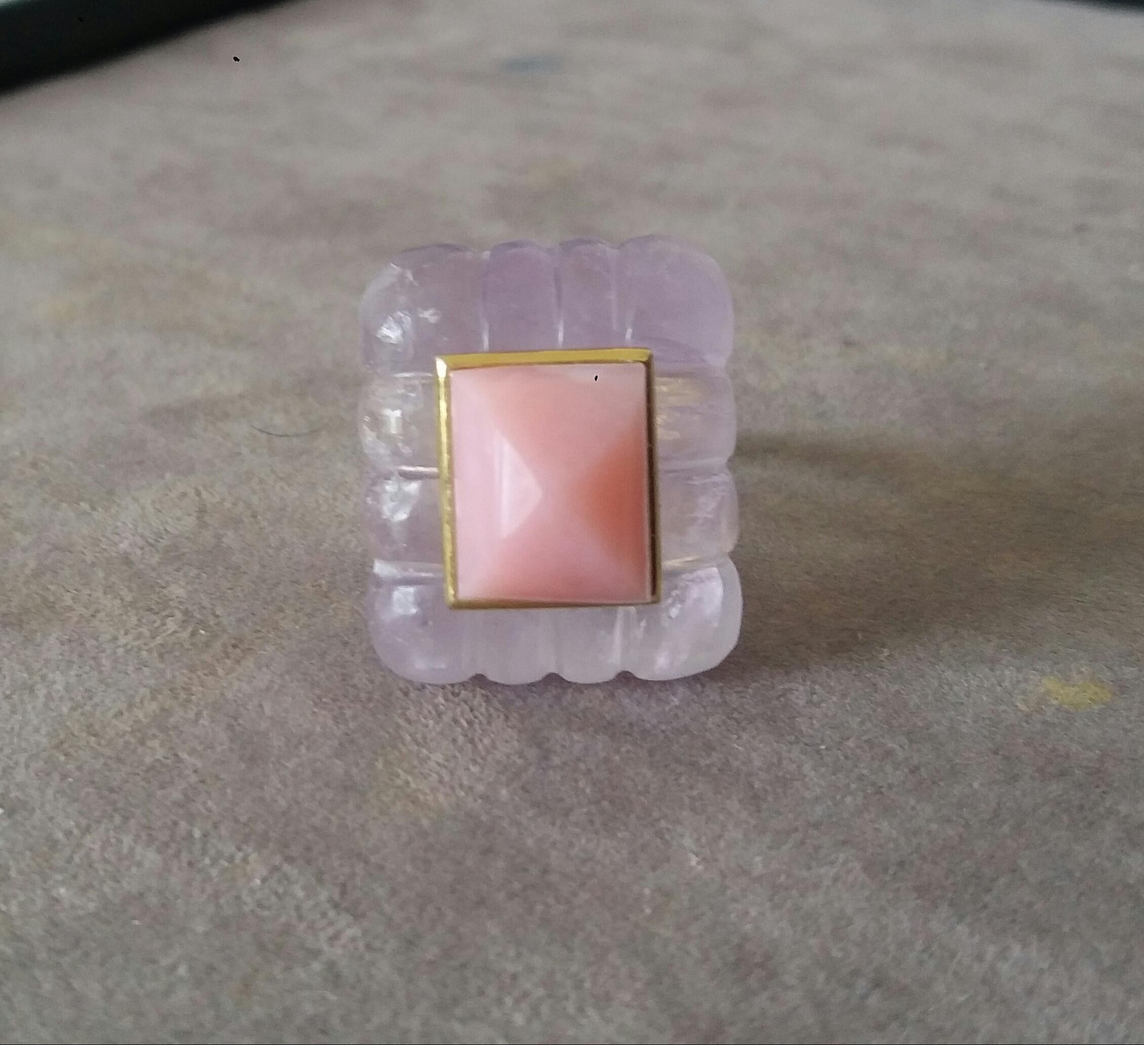 Art déco Bague rectangulaire en or massif 14 carats avec pyramide d'opale rose coussin gravée et d'améthyste en vente