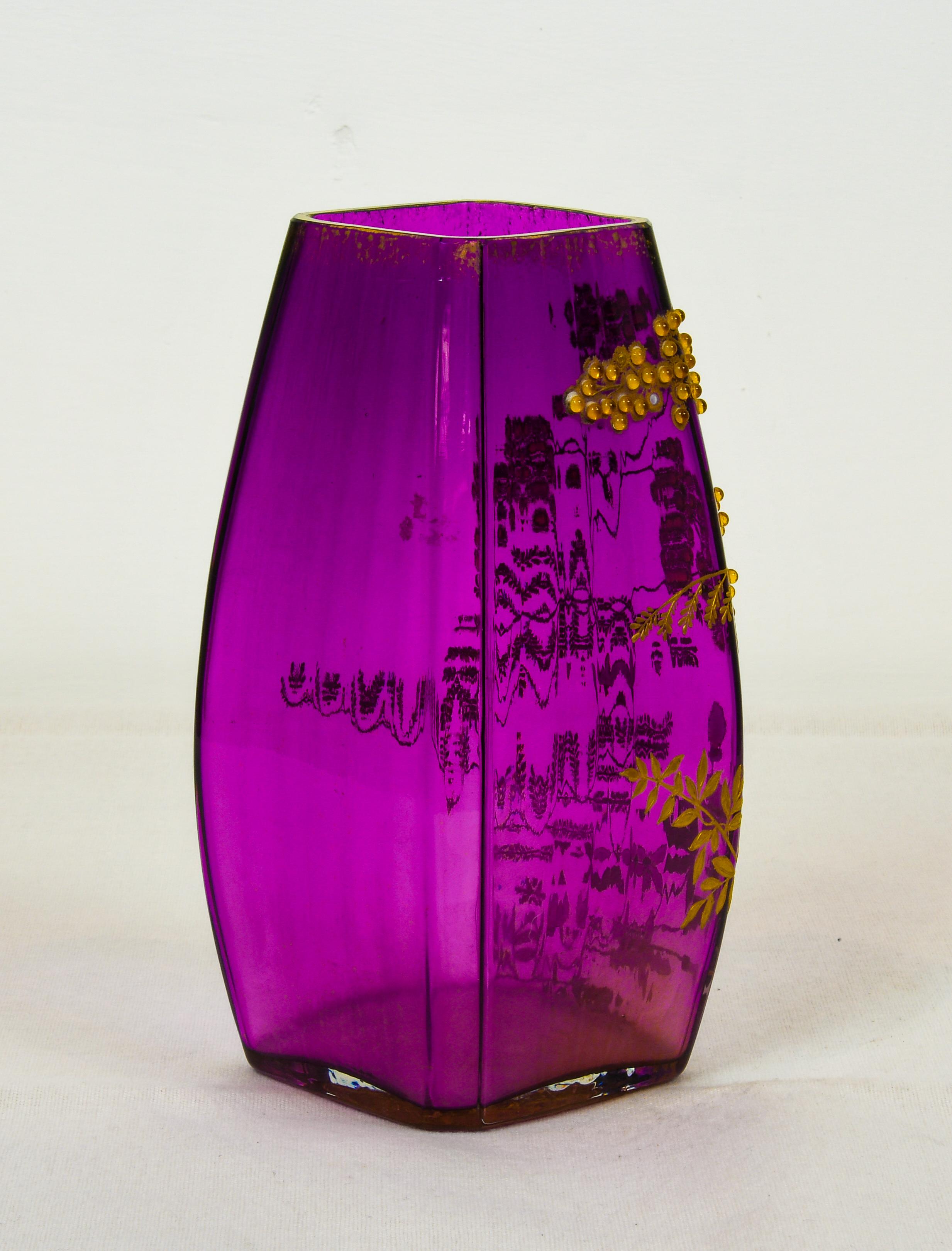 Francese Vaso in vetro di Ernest Baptiste Leveille con mimose dorate e smaltate in vendita
