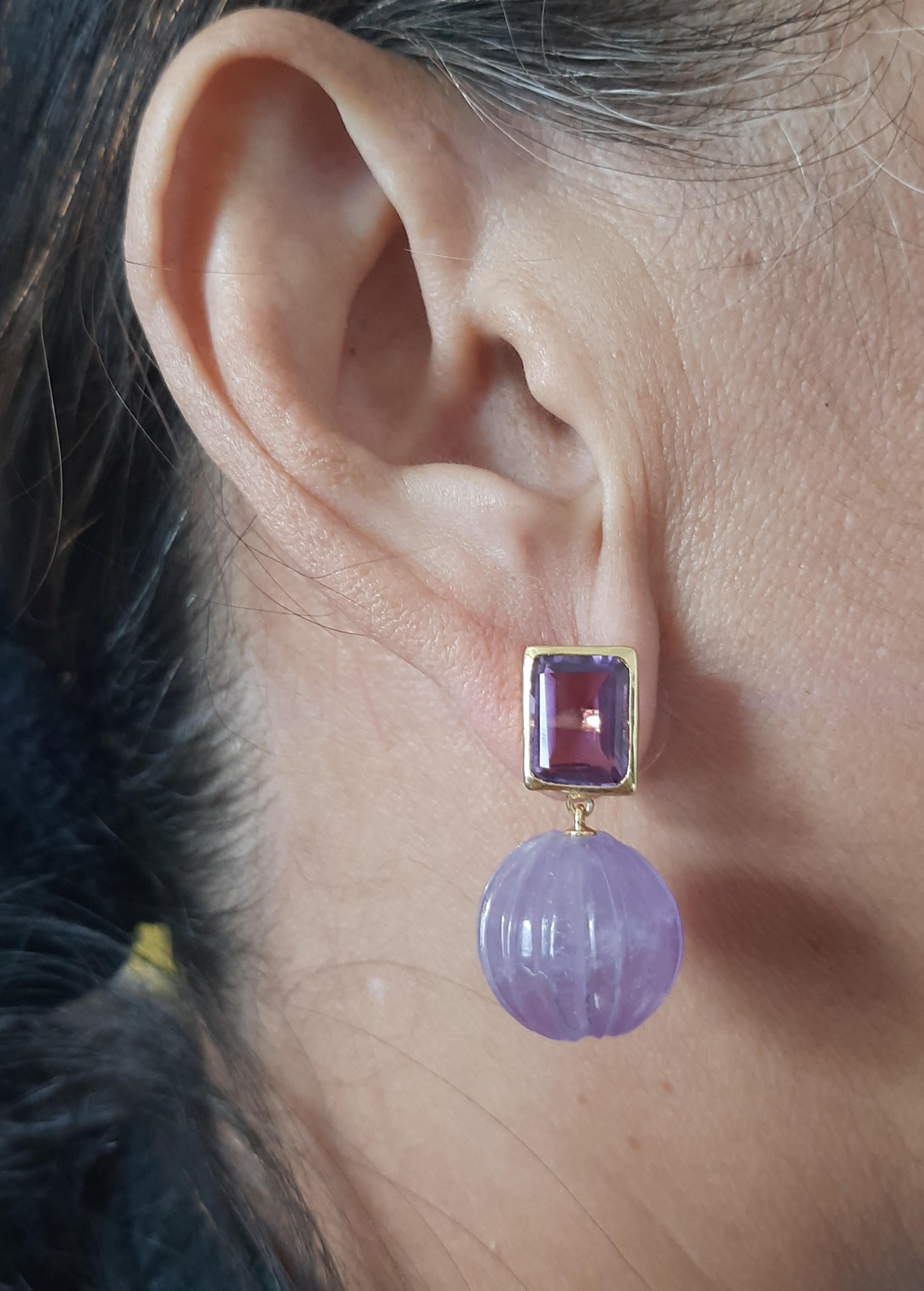 Simple y chic  pendientes con un par de  Amatista de forma octogonal tamaño 10 x 12 mm engastada en oro amarillo macizo de 14 kt en la parte superior y 2 gotas redondas de Amatista Tallada Genuina de  16 mm de diámetro en la parte inferior.

En