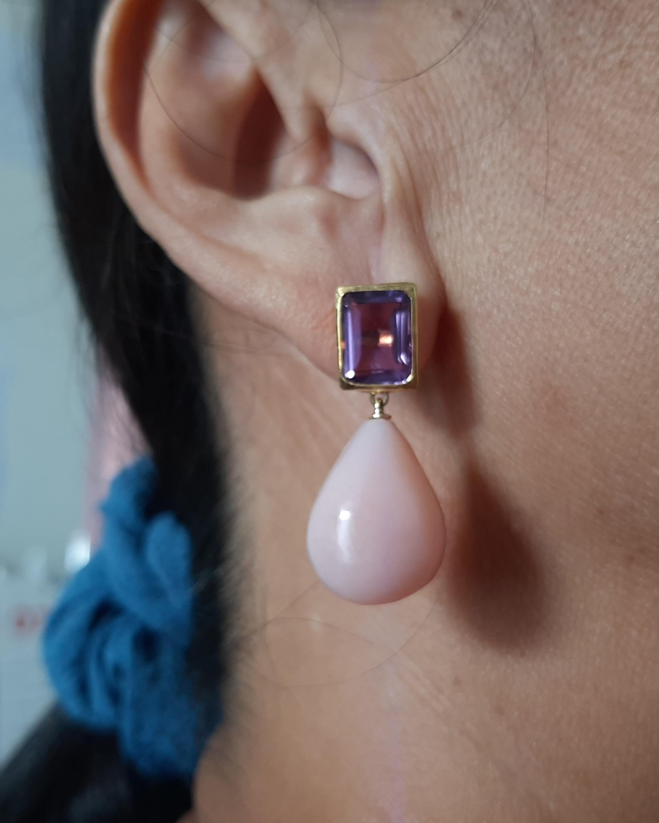 Simple chic  avec une paire de boucles d'oreilles à facettes  Améthyste de forme octogonale taille 8x 10 mm sertie dans un chaton en or jaune massif 14 kt  sur le dessus et 2 gouttes unies en Opale Rose Véritable mesurant 15x20 mm sur le