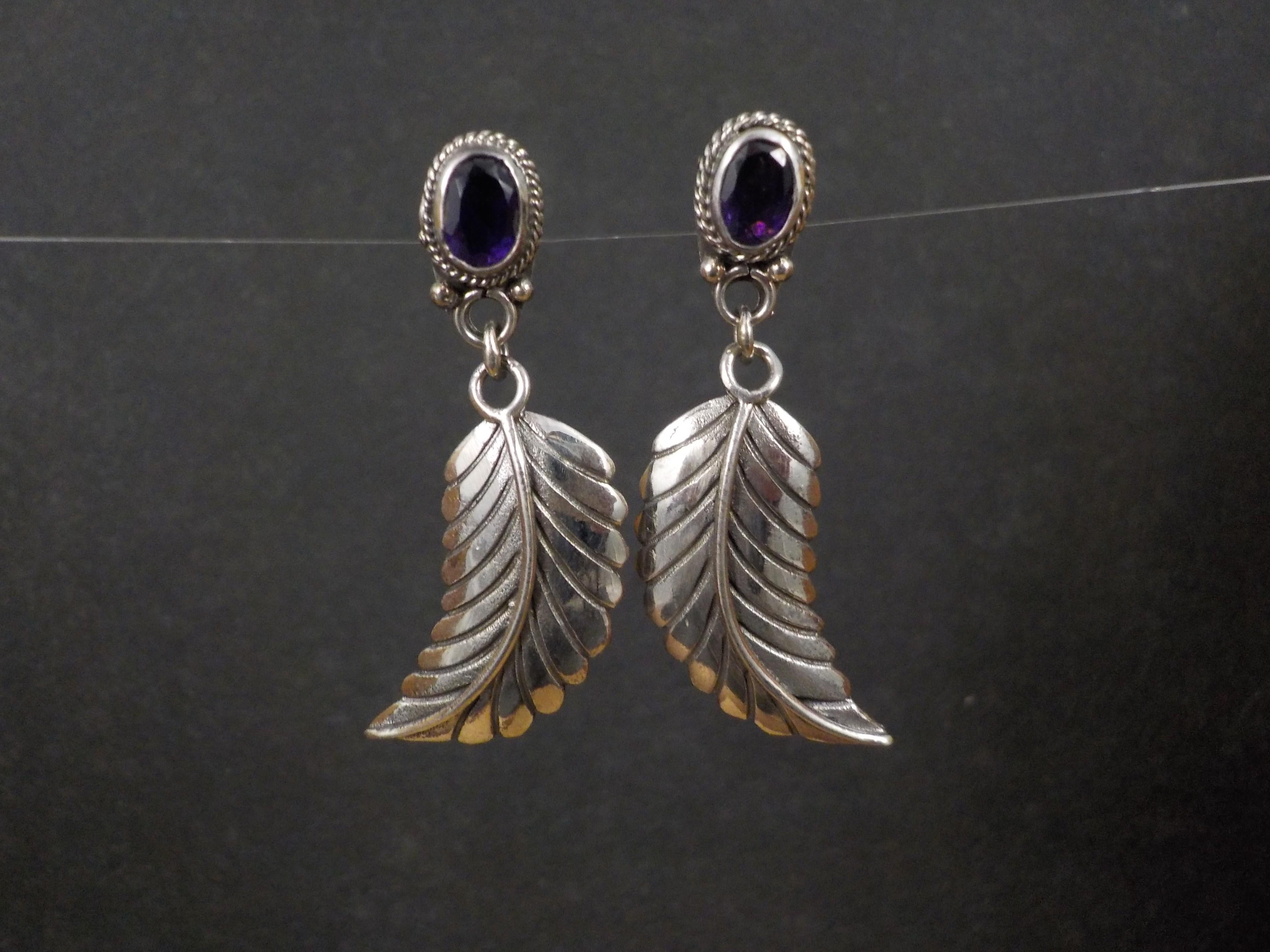 Diese schönen Feder-Ohrringe im südwestlichen Stil sind aus Sterlingsilber mit oval geschliffenen Amethyst-Edelsteinen von 5x7 mm.
Abmessungen: 1/2 mal 1 5/8 Zoll
Gewicht: 5,8 Gramm
Markierungen: 925
Zustand: Neu