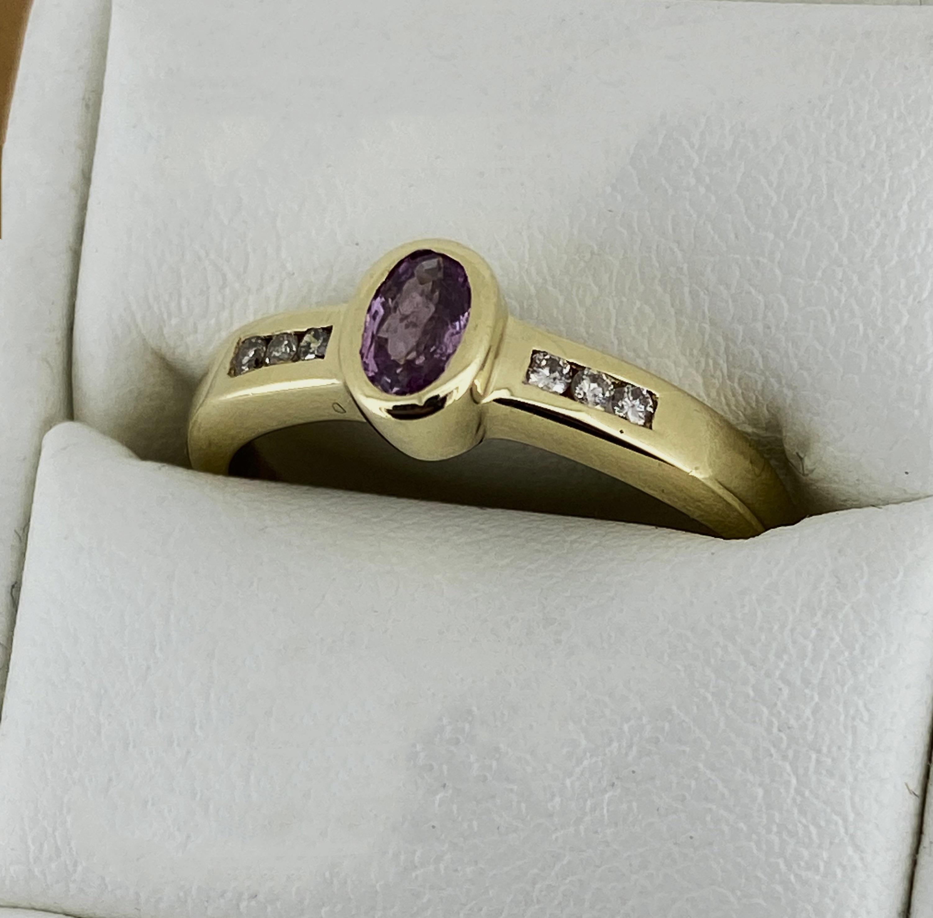 Eseguito in oro giallo 9K (timbro 375)
l'anello è incentrato su un'ametista Nature 
(5,5 x 3,5 mm), di forma ovale, con castone incastonato 
di uno splendido colore viola lavanda e 
eccellente chiarezza

Affiancato da 6 diamanti rotondi 
di 0,10ct