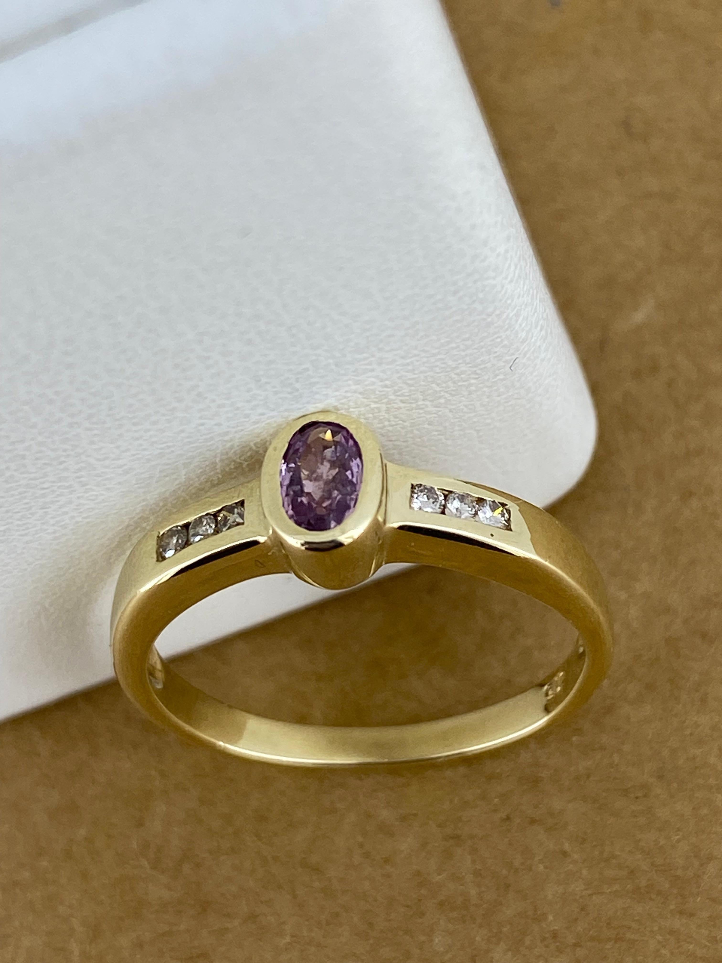 Donna Ametista - Pietra di febbraio - Anello con castone e diamanti incastonati in oro giallo 9K in vendita