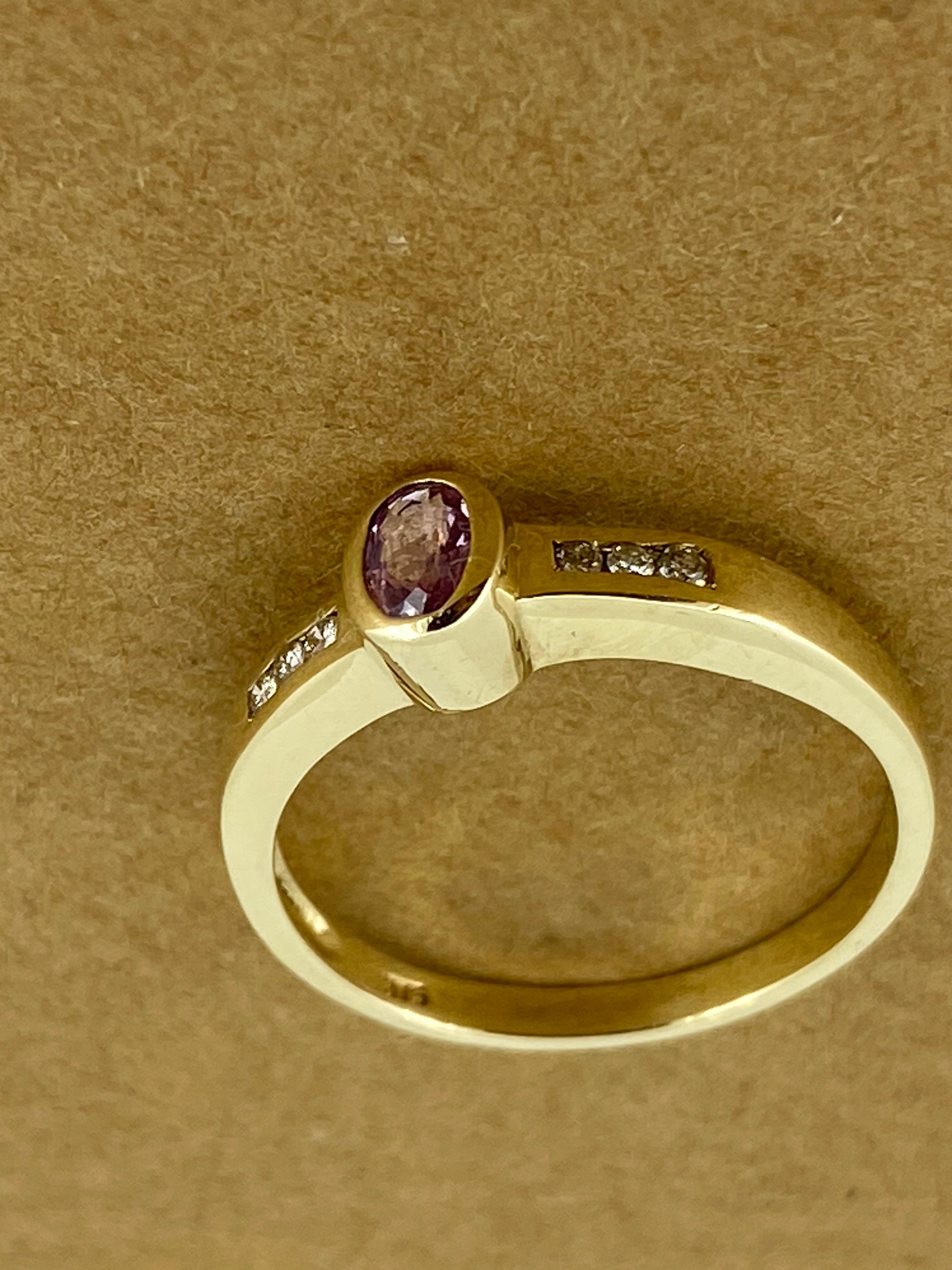 Ametista - Pietra di febbraio - Anello con castone e diamanti incastonati in oro giallo 9K in vendita 1