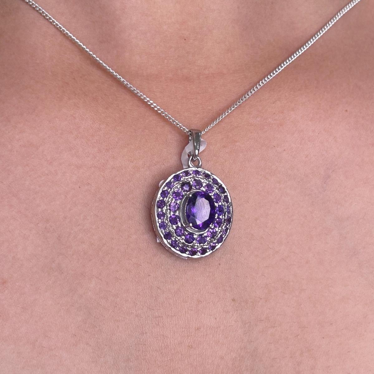 Ciondolo con ametista di febbraio di forma ovale in argento sterling con ametista ovale. Questo splendido gioiello eleva immediatamente un look casual o un abito elegante.
L'ametista migliora le capacità intellettuali della persona.
Disegnato con