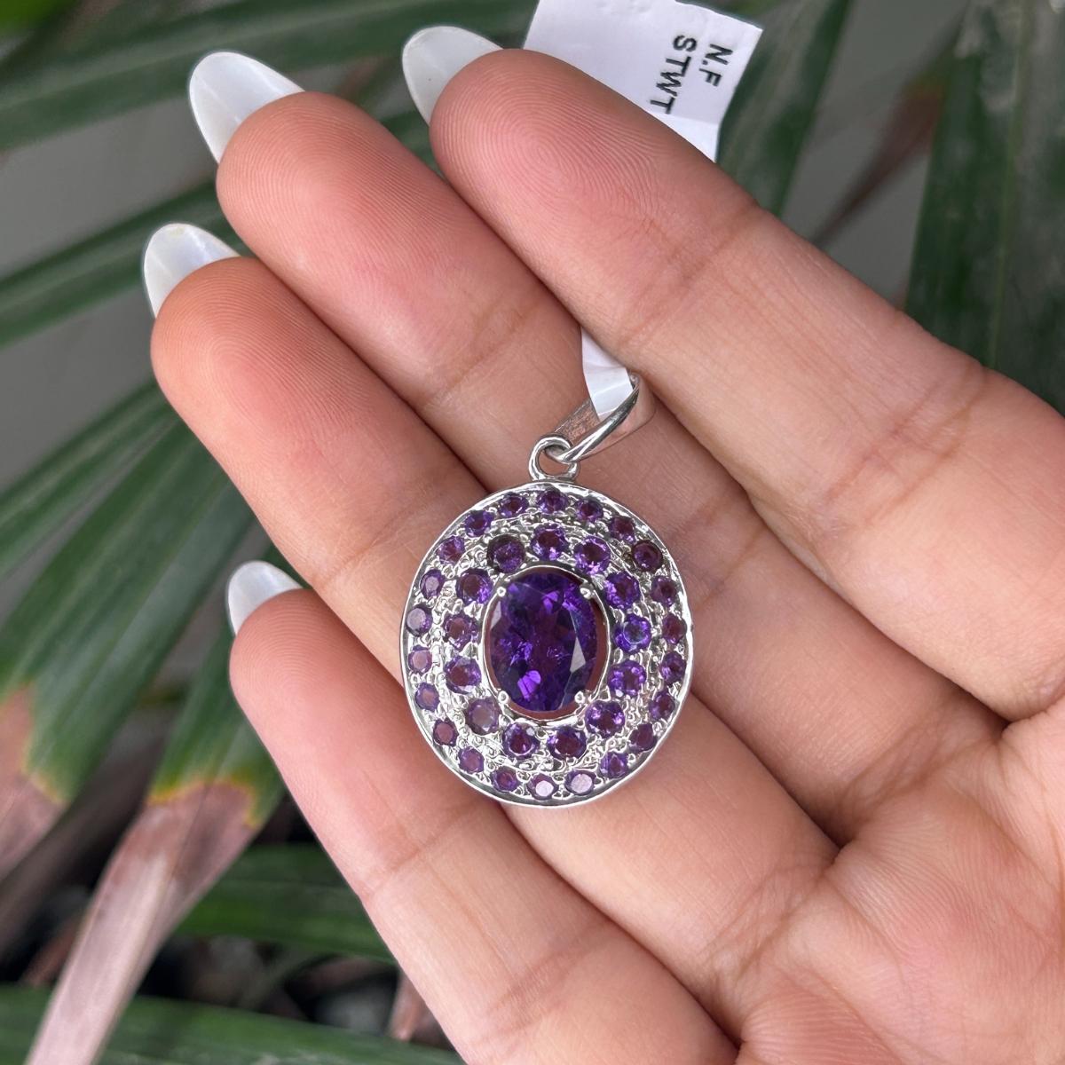 Taglio misto Ciondolo con ametista di febbraio di forma ovale per lei, realizzato in argento. in vendita