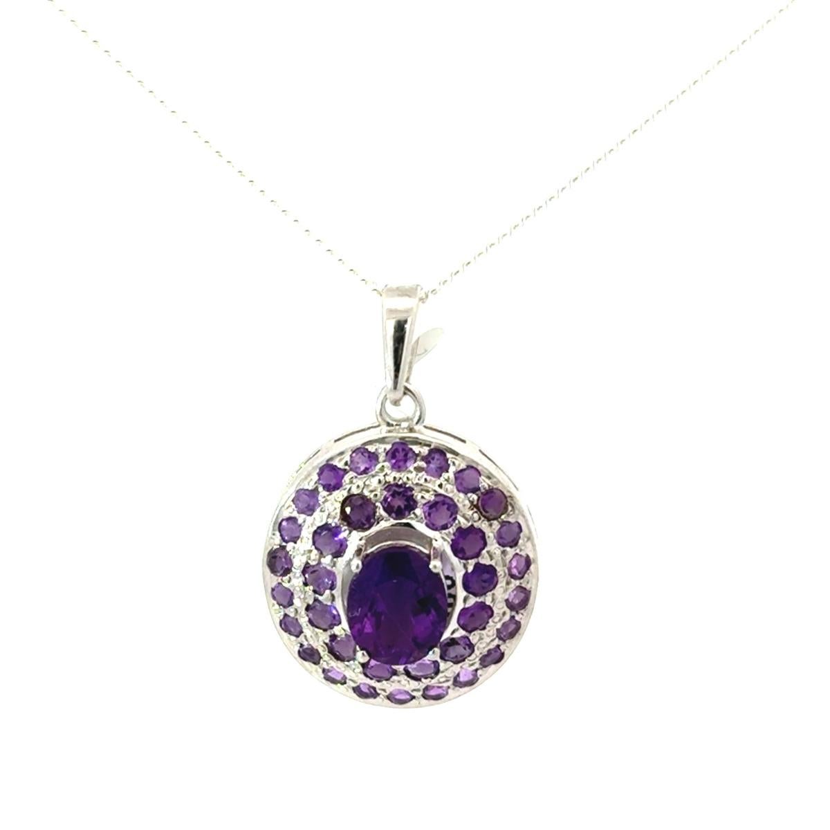 Ciondolo con ametista di febbraio di forma ovale per lei, realizzato in argento. In condizioni Nuovo in vendita a New York, NY