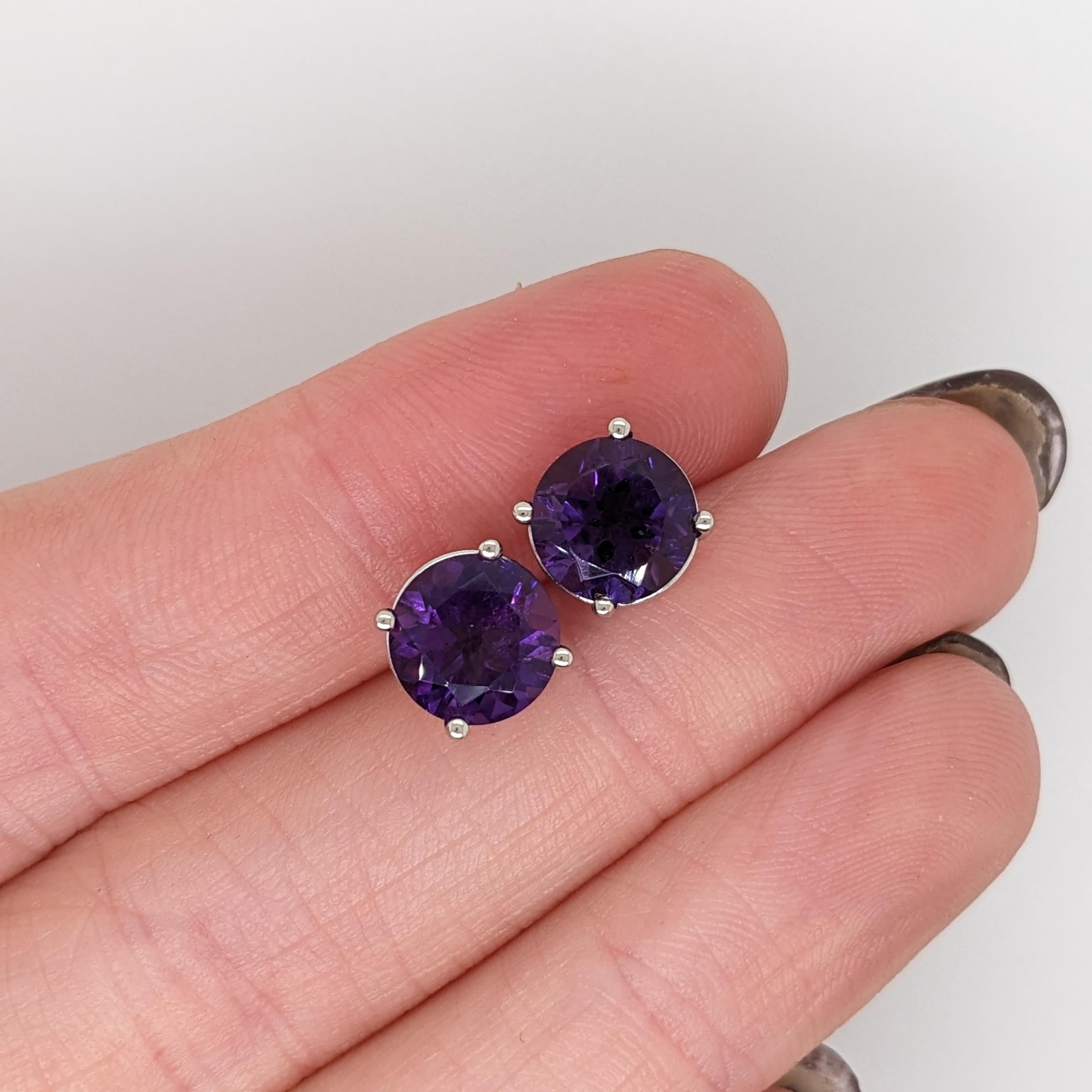 Questi orecchini per tutti i giorni sono semplicemente perfetti per tutte le età e per ogni occasione. Realizzati con gemme naturali, estratte dalla terra e incastonate in una notevole quantità di oro massiccio 14k, sono progettati per essere