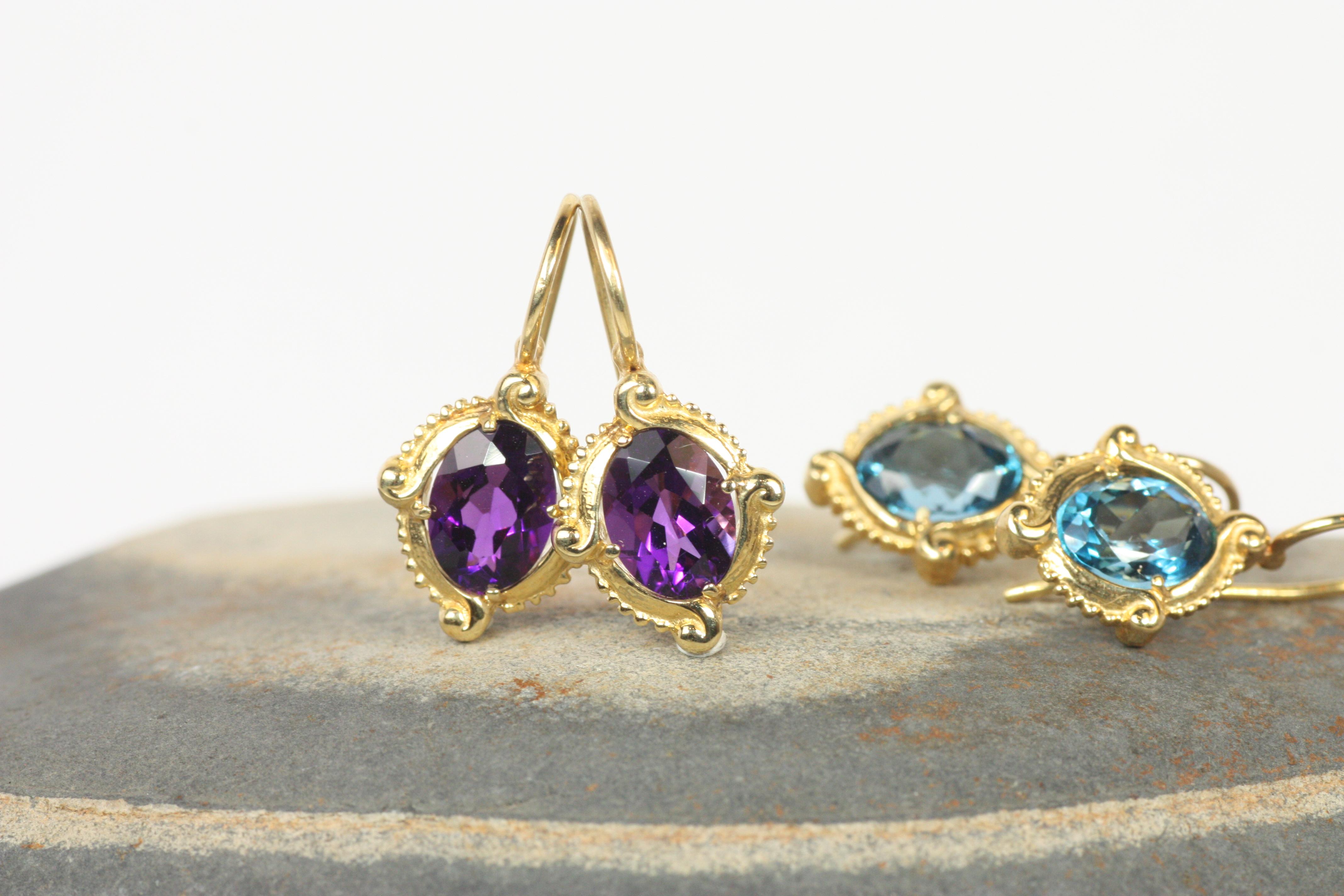 Taille ovale Boucles d'oreilles « Four Winds » en or jaune 14 carats avec améthyste de Bracken Jewelers en vente