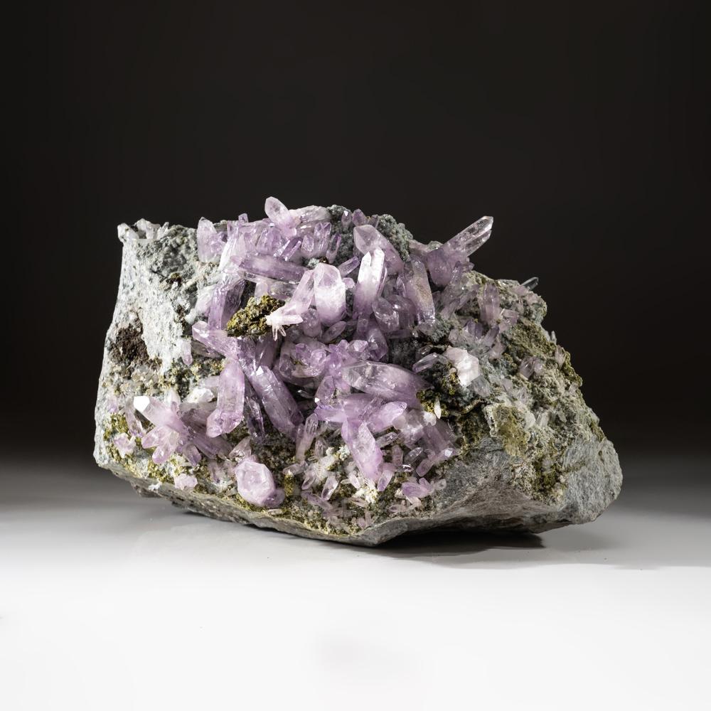 Bellissimo esemplare proveniente da Piedra Parada, Las Vigas de Ramirez, Veracruz, Messico.

Cristalli di quarzo ametista trasparenti di colore viola intenso circondati da cristalli di quarzo incolore più piccoli. Il colore viola dell'ametista è