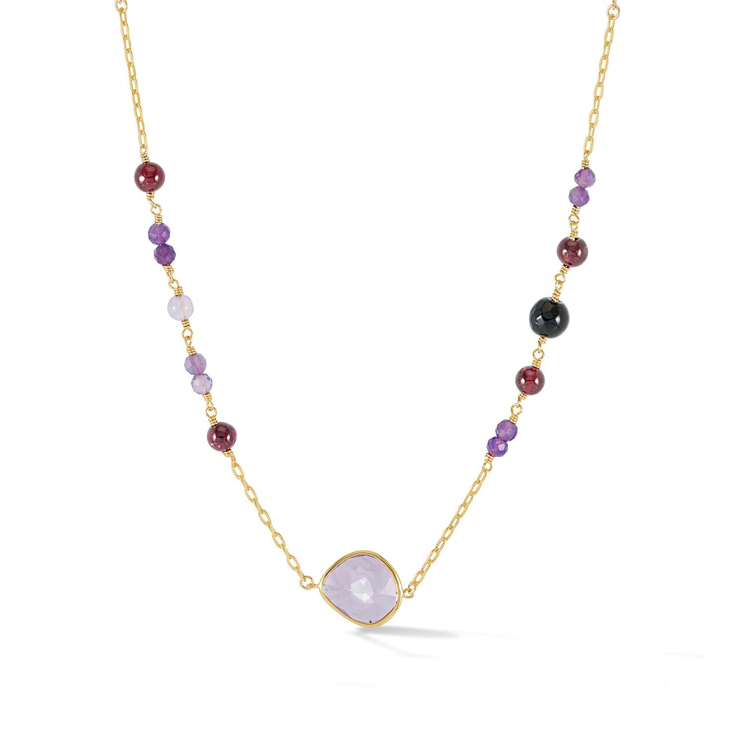 Eleva tu estilo con este impresionante collar Array hecho a mano. Este diseño presenta una colorida disposición de piedras preciosas amatista, granate y ónice, cuidadosamente ensartadas a mano en nuestro estudio de Londres para conseguir un diseño