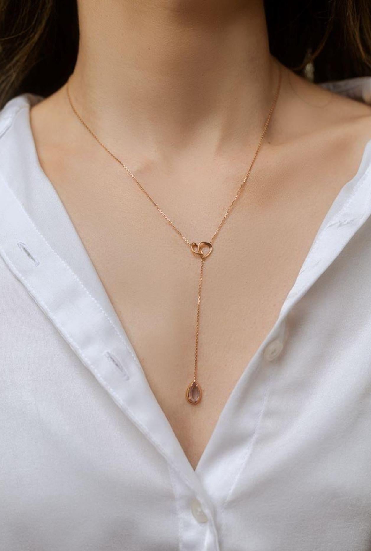 Una fusione di arte ed eleganza, questa collana lariat in oro rosa 18 carati affascina con l'ametista tagliata a pera, apprezzata per la sua profonda tonalità viola e la sua brillantezza. La calda montatura in oro rosa esalta la bellezza naturale