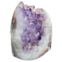 Amethyst-Geode umgeben von Quarzkristall und Achat