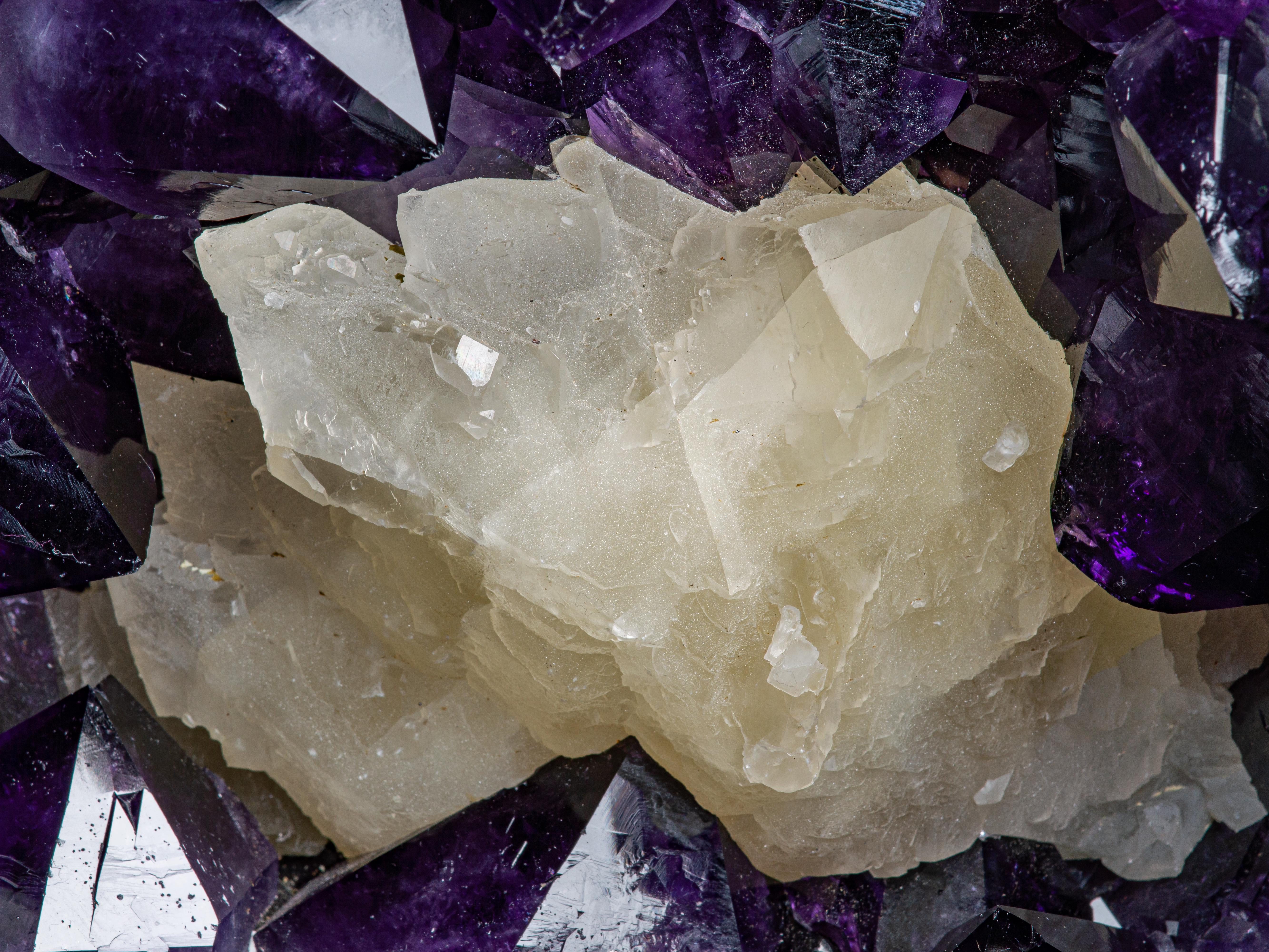 Uruguayan Amethyst Geode table Decoratie Object Sculpture For Sale