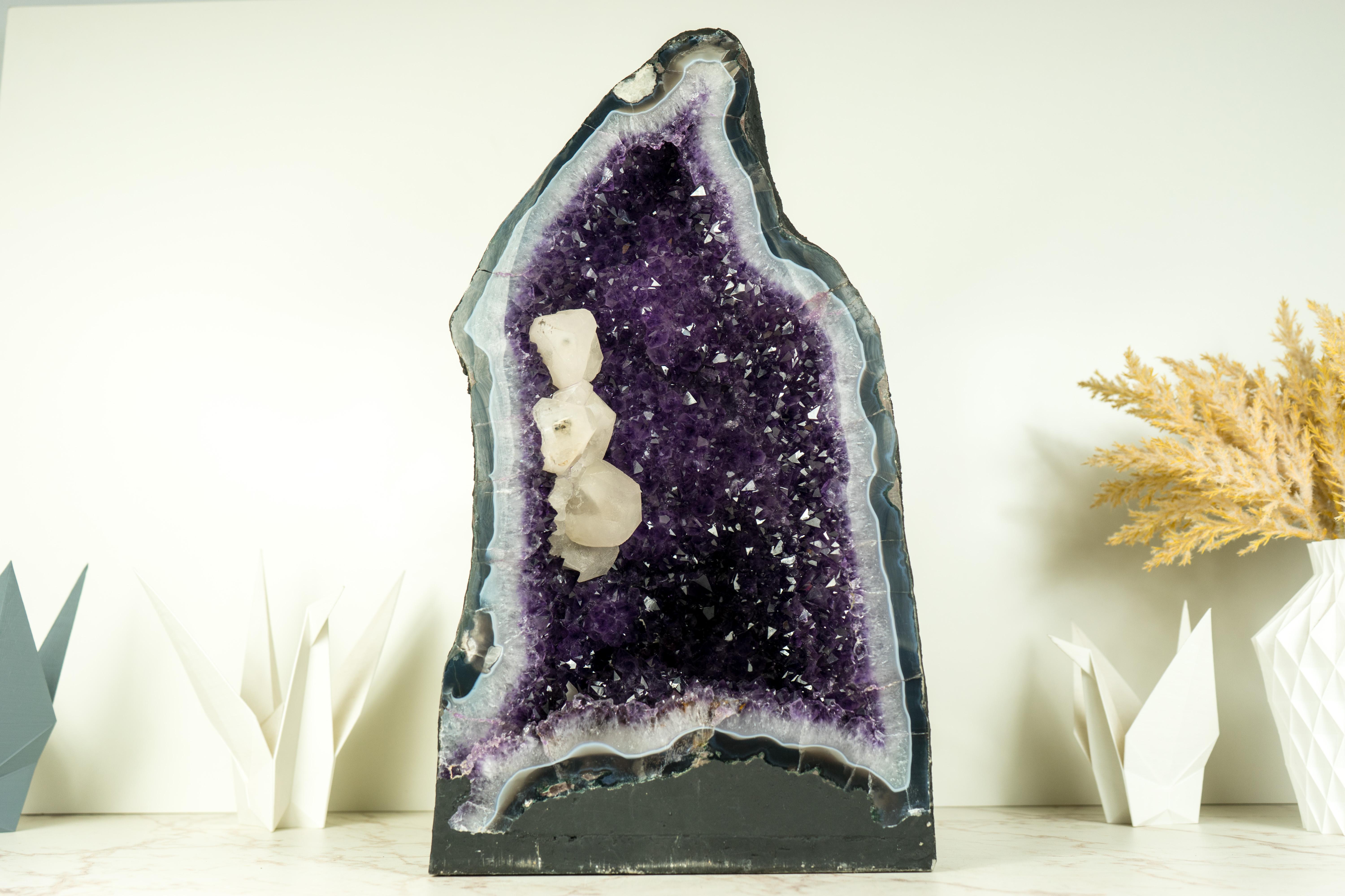 Amethyst Geode mit tief lila Amethyst Druzy, blauem Spitzenadel und Calcite