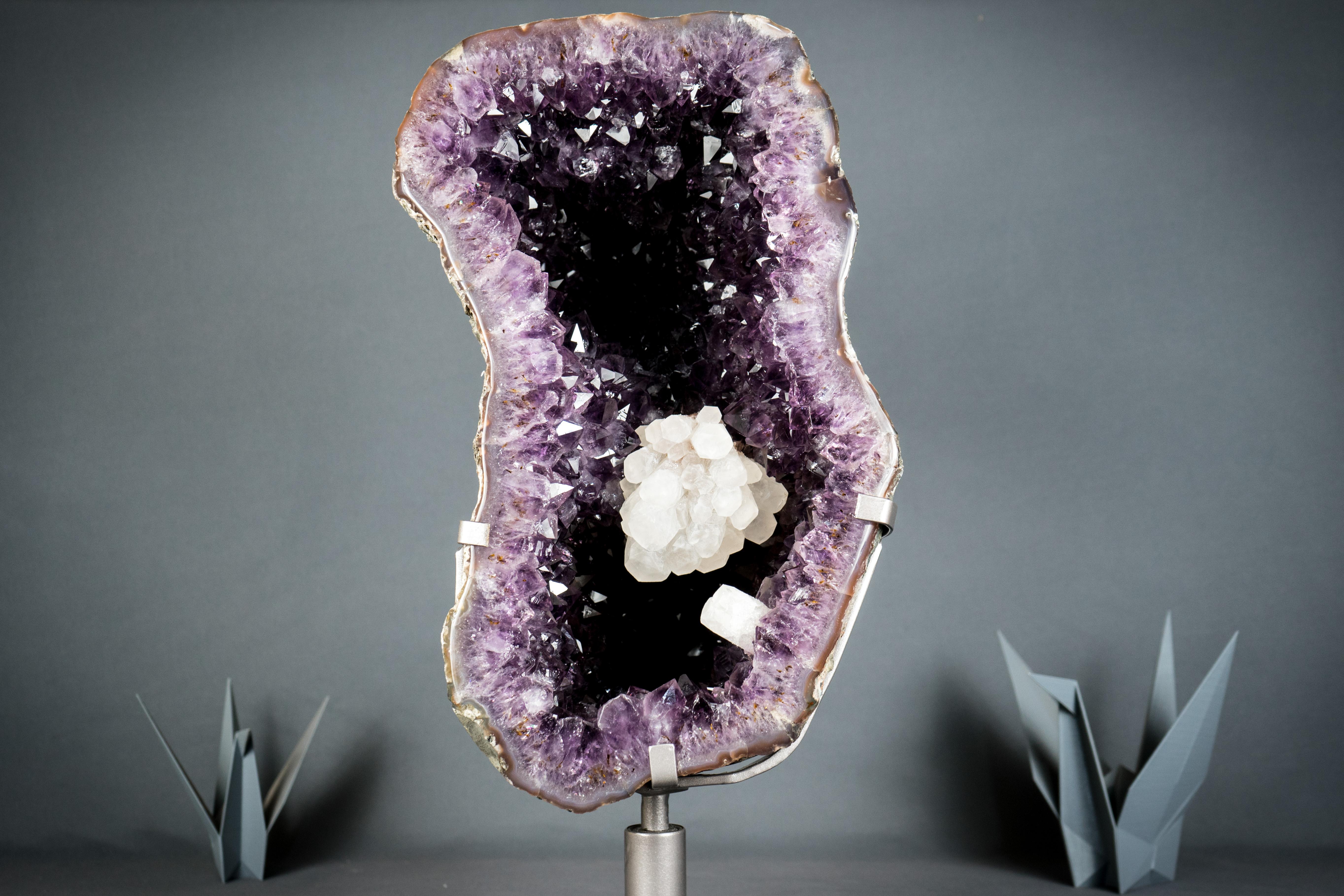 Geoda de amatista con gran amatista morada oscura y flor de calcita en galería en venta 4