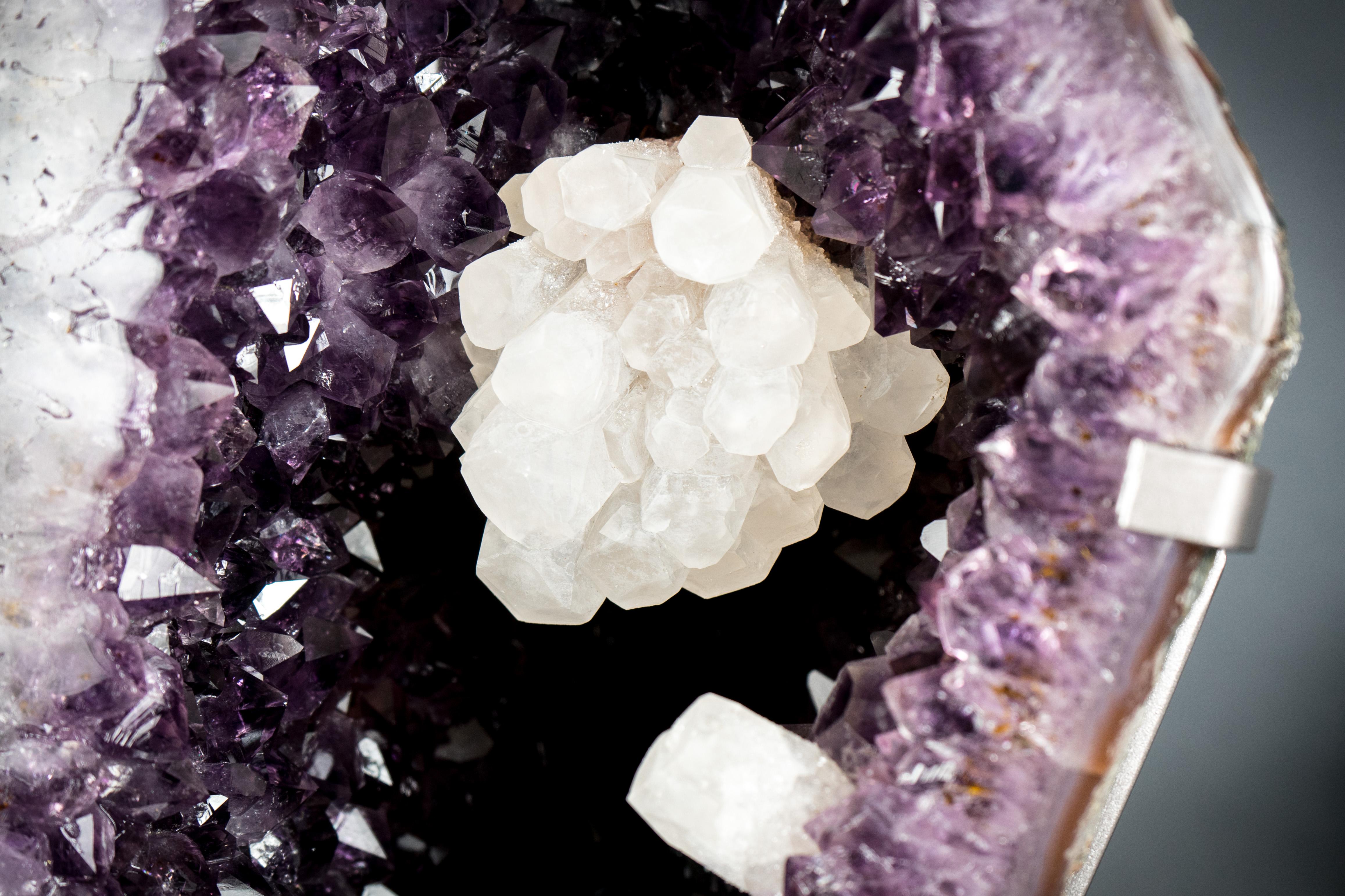 Geoda de amatista con gran amatista morada oscura y flor de calcita en galería en venta 5