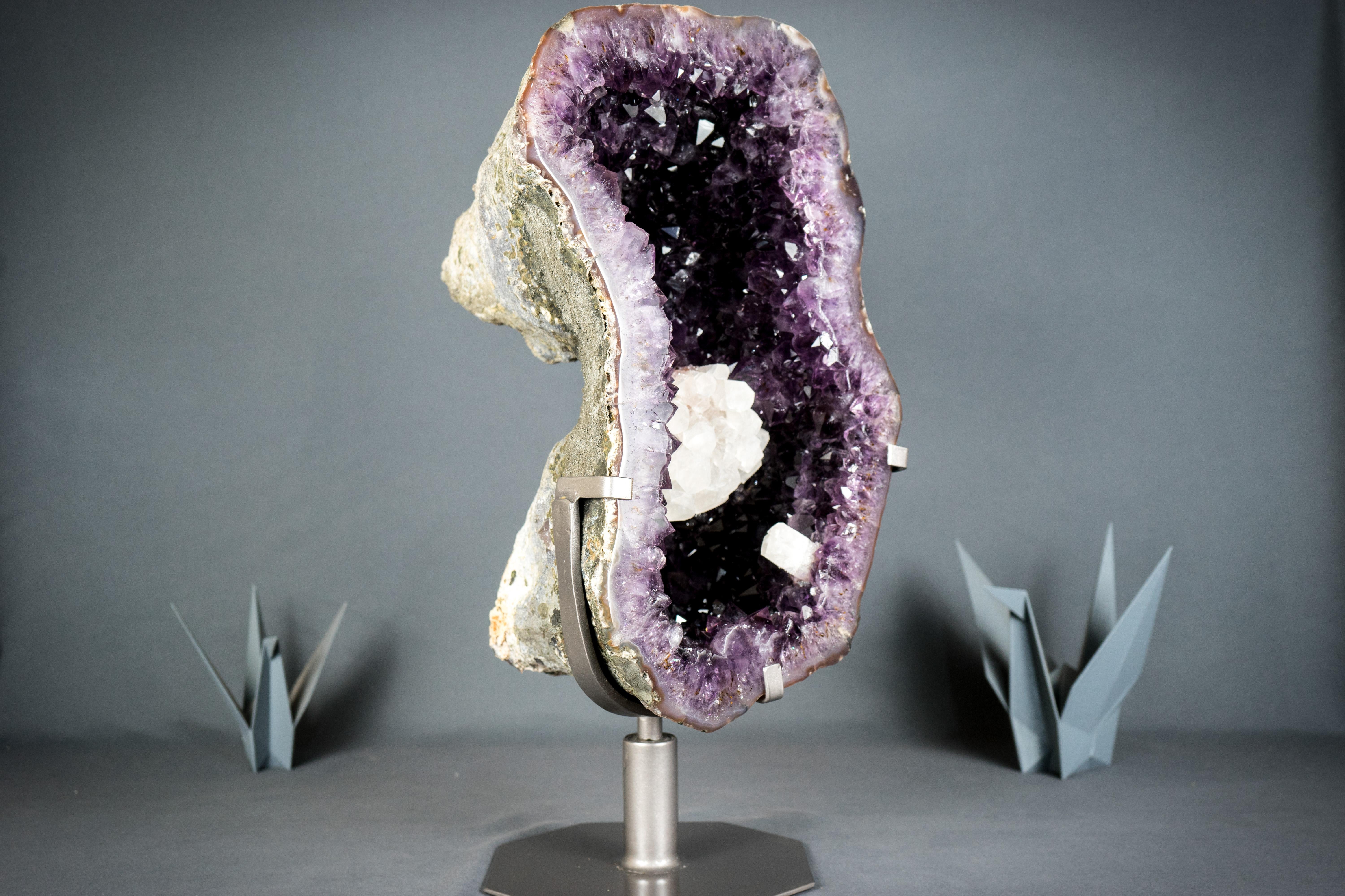 Geoda de Amatista de Clase Mundial con Druzy Púrpura Oscuro de tamaño X y Calcita Rara Intacta

▫️ Descripción

Aportando una estética de primera clase que mezcla la Amatista AAA con una magnífica formación y un raro espécimen de calcita intacto,