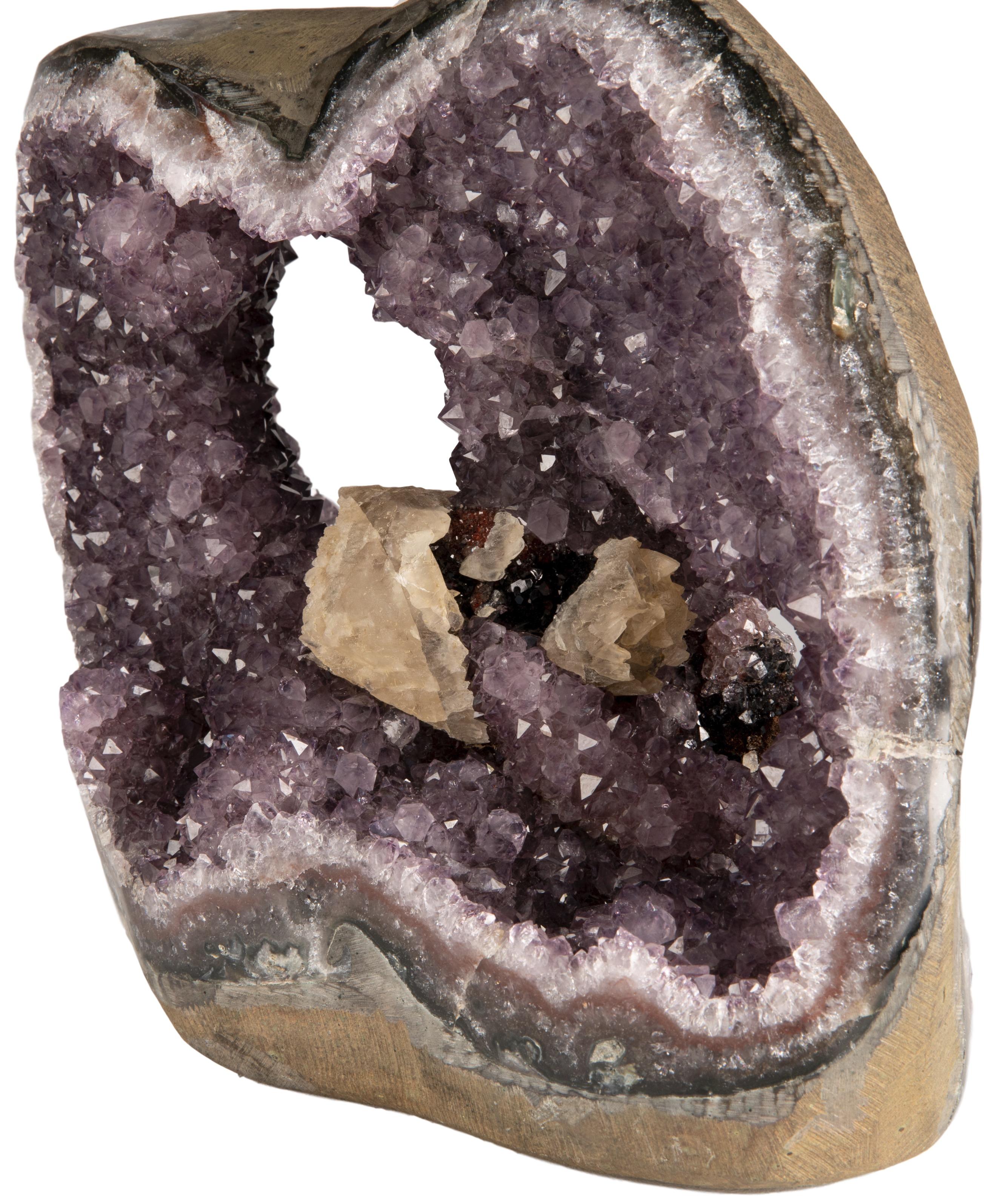 Der Amethyst-Geode mit mehreren Mineralkristallformationen im Inneren (Uruguayisch) im Angebot