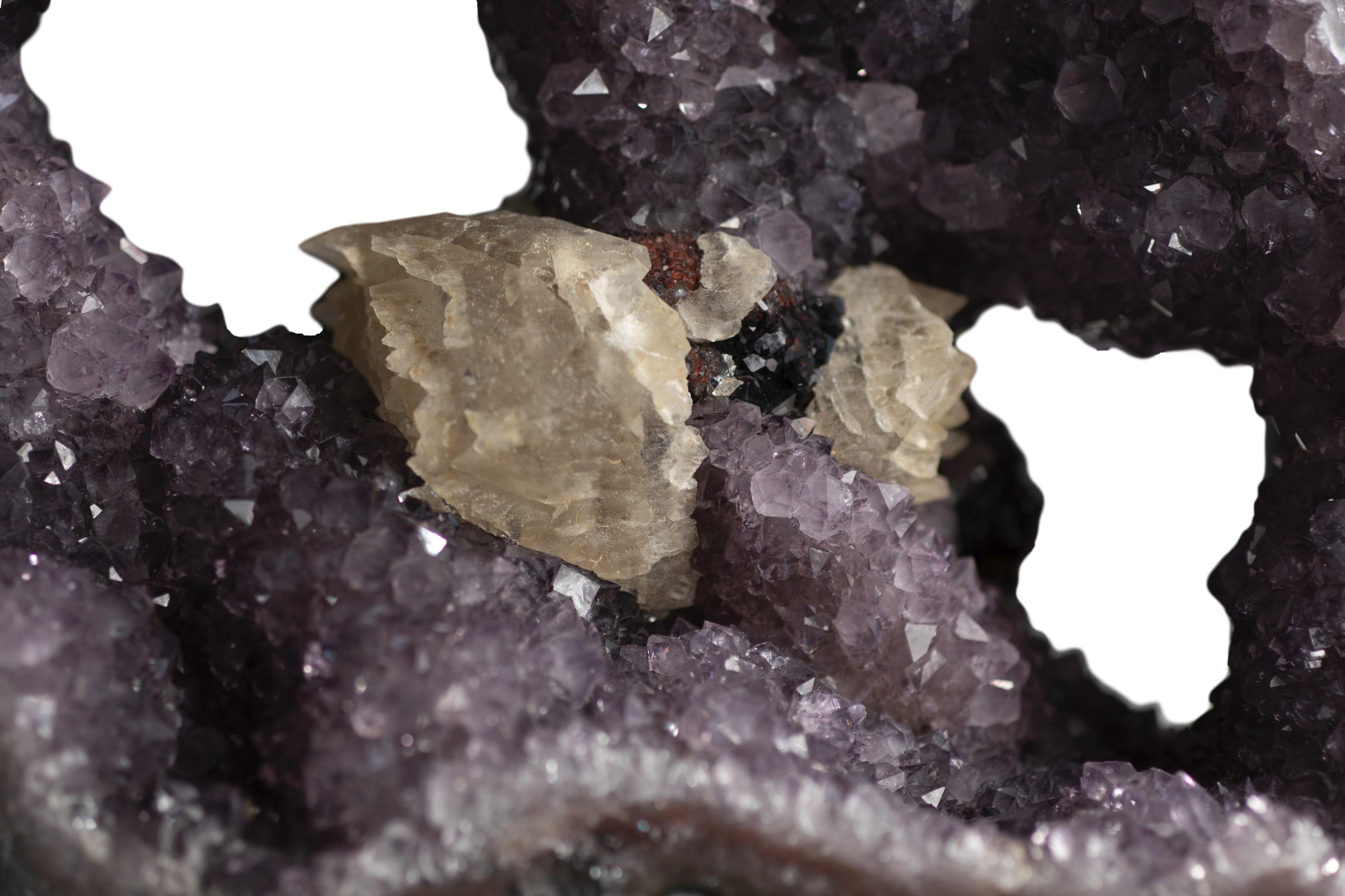 Der Amethyst-Geode mit mehreren Mineralkristallformationen im Inneren im Zustand „Hervorragend“ im Angebot in London, GB