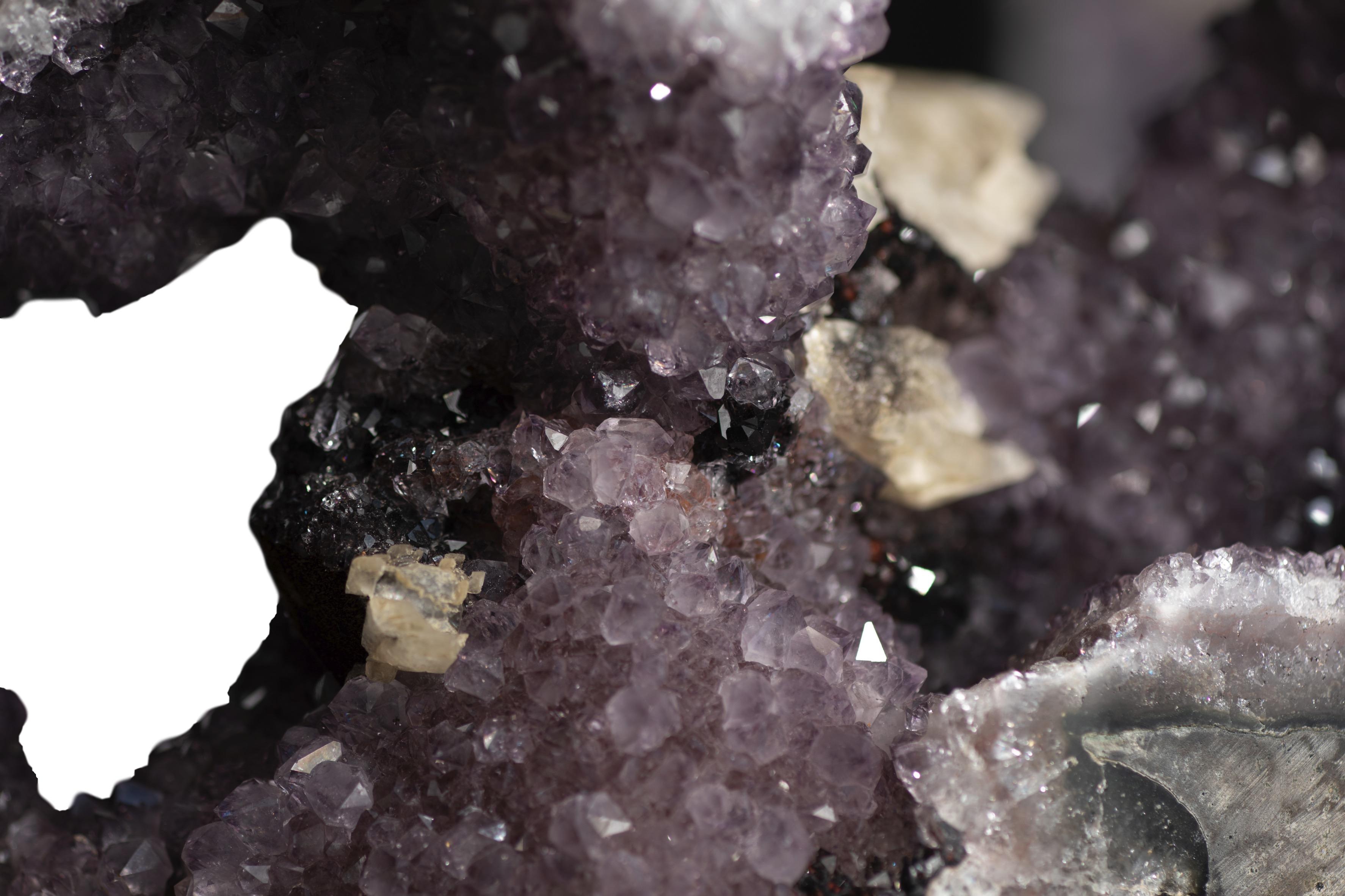 Geode di ametista con diverse formazioni di cristalli minerali al suo interno In condizioni ottime in vendita a London, GB