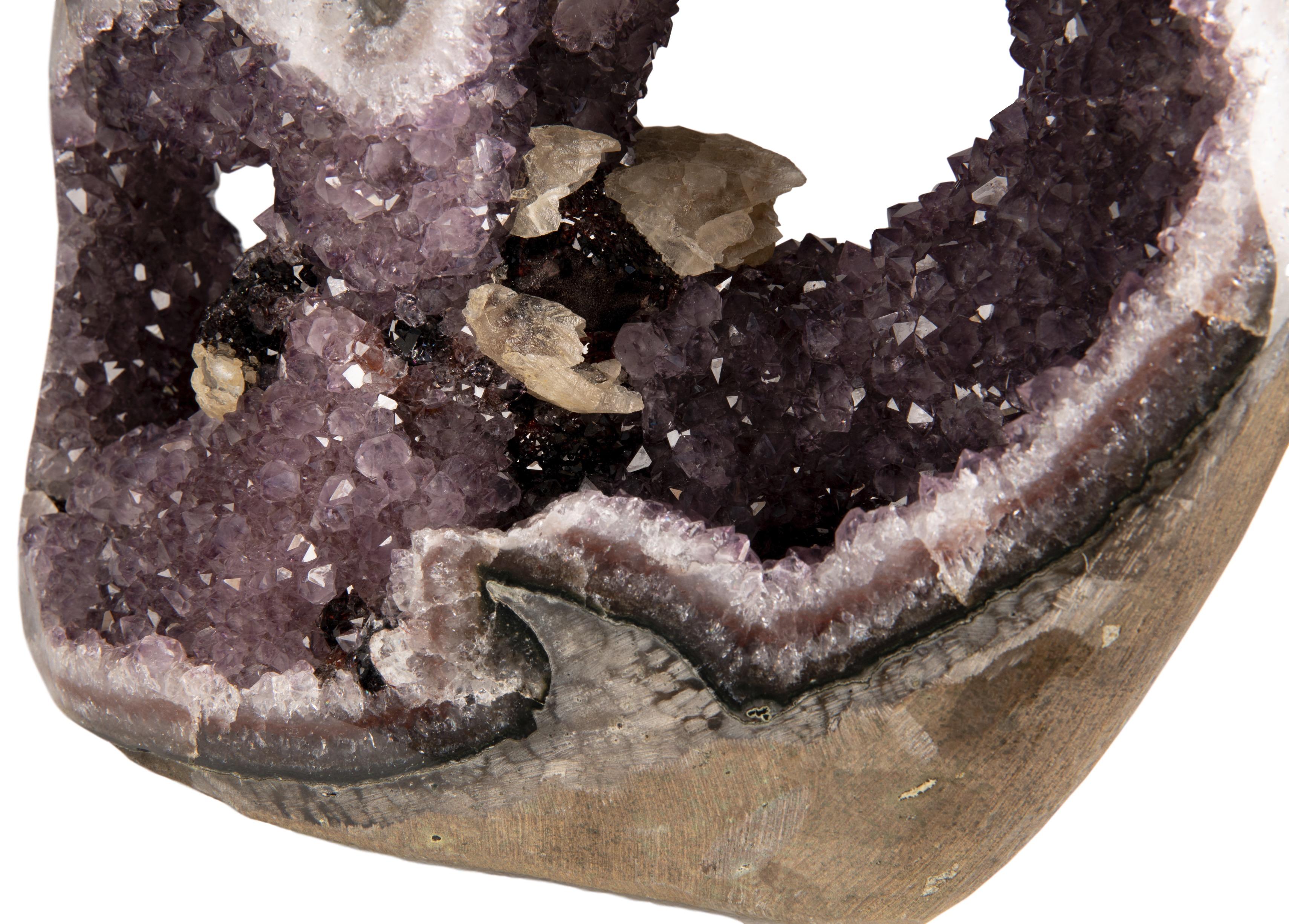 Der Amethyst-Geode mit mehreren Mineralkristallformationen im Inneren (Achat) im Angebot