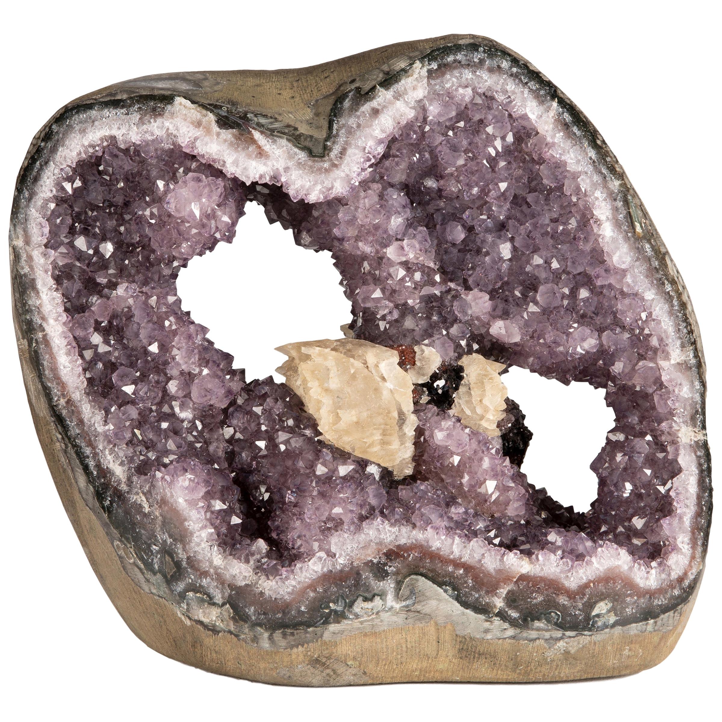 Der Amethyst-Geode mit mehreren Mineralkristallformationen im Inneren im Angebot