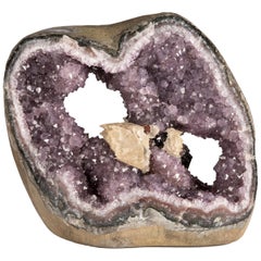 Der Amethyst-Geode mit mehreren Mineralkristallformationen im Inneren