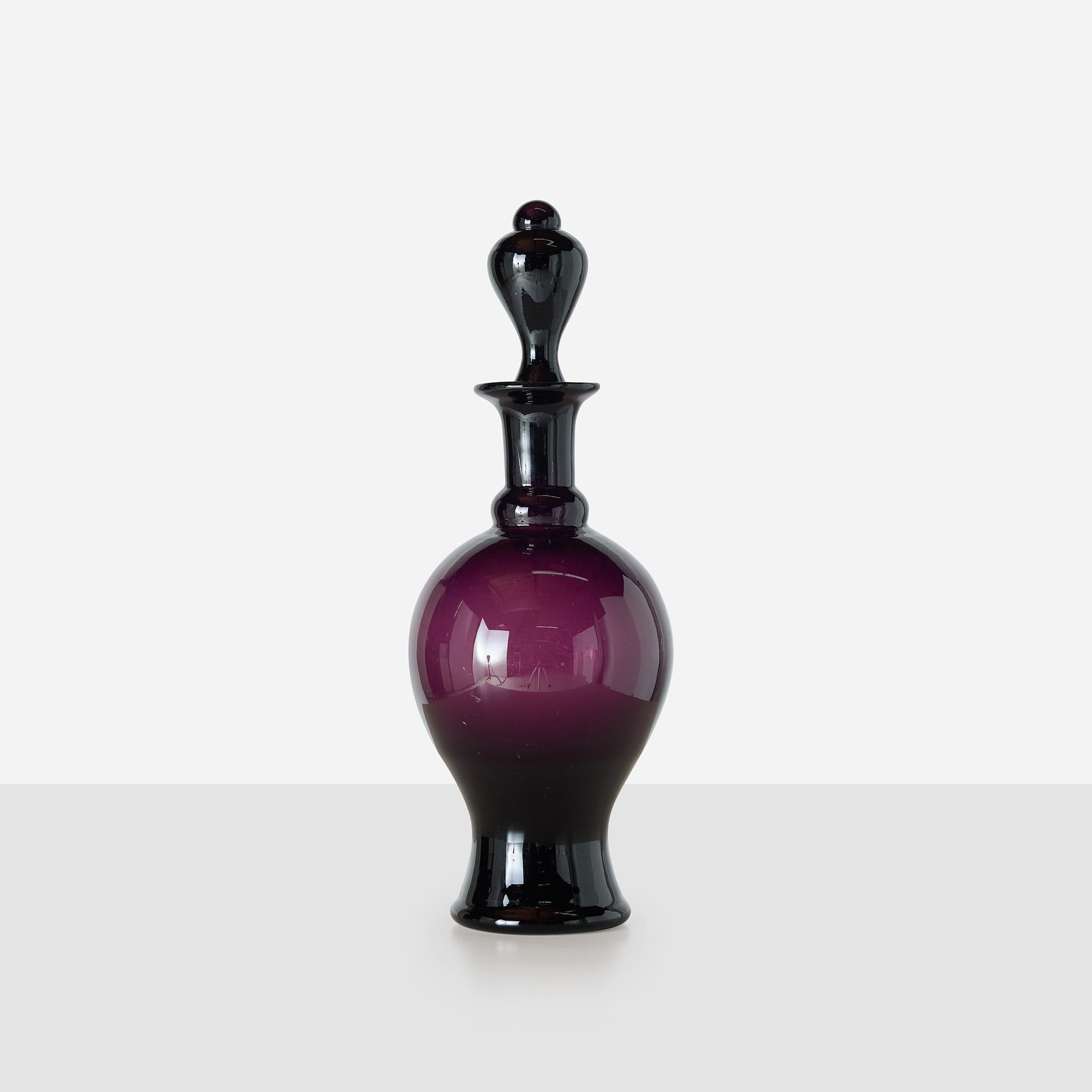 Baluster-form amethyst glass decanter with tall, elongated teardrop stopper. Very good vintage condition with no chips or scratches.

