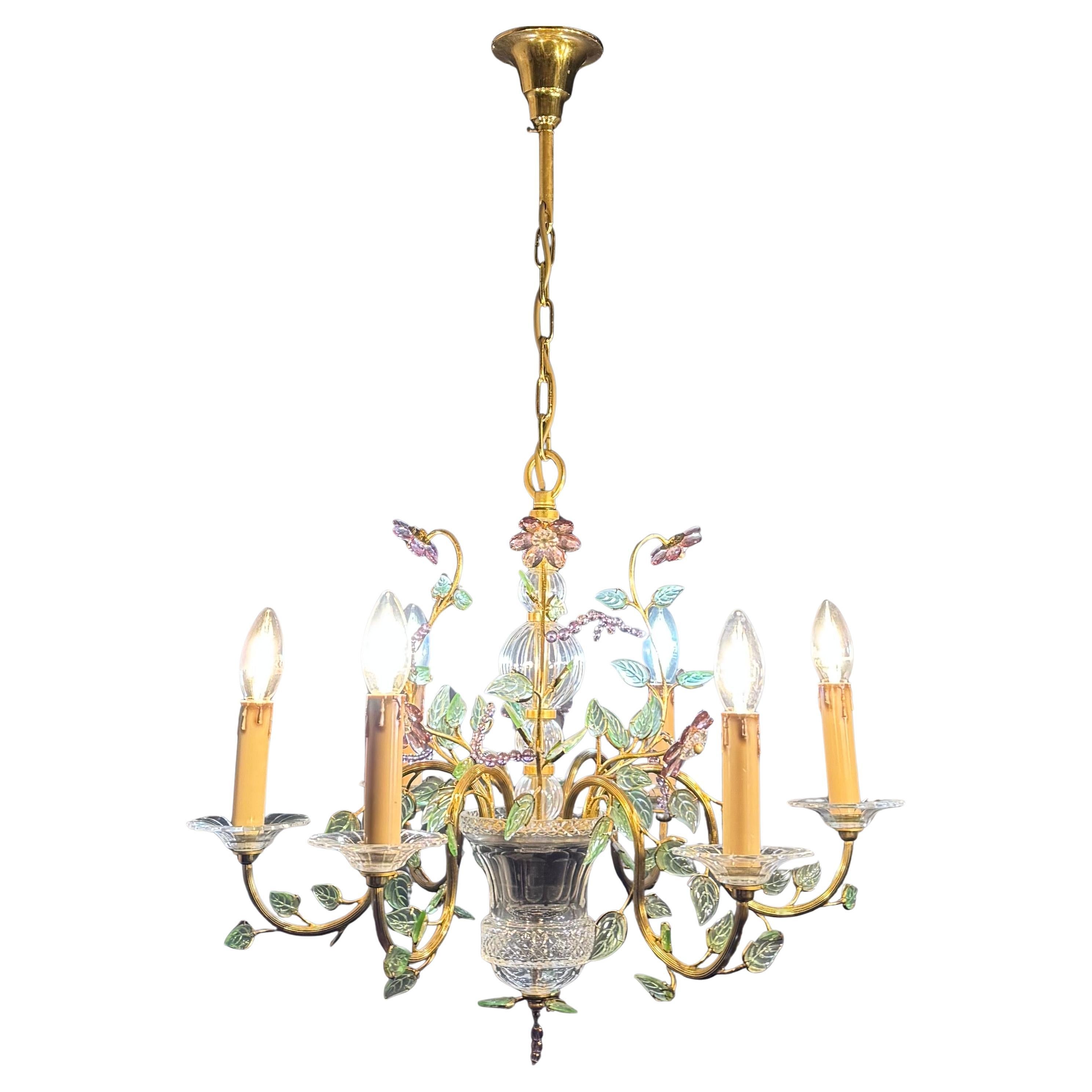 Magnifique lustre à six lumières en cristal d'améthyste dans le style de la Maison Baguès, France, vers les années 1950.
Ce magnifique luminaire artisanal est fabriqué en laiton doré et en cristal,  verre vert et améthyste.
Prise :  6 x e14 pour les