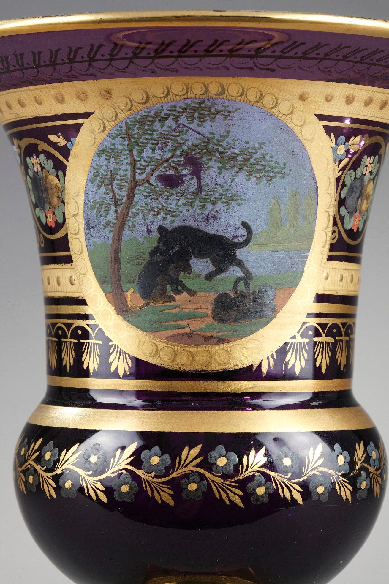 Eine sehr elegante amethystfarbene Medicis-Vase. Er besteht aus einem vergoldeten Bronzesockel, der mit Rautenmustern verziert ist. Der Sockel trägt die Opalplatte, die mit Bändern, Palmettenfriesen, einer Girlande aus blauen Blumen und bunten