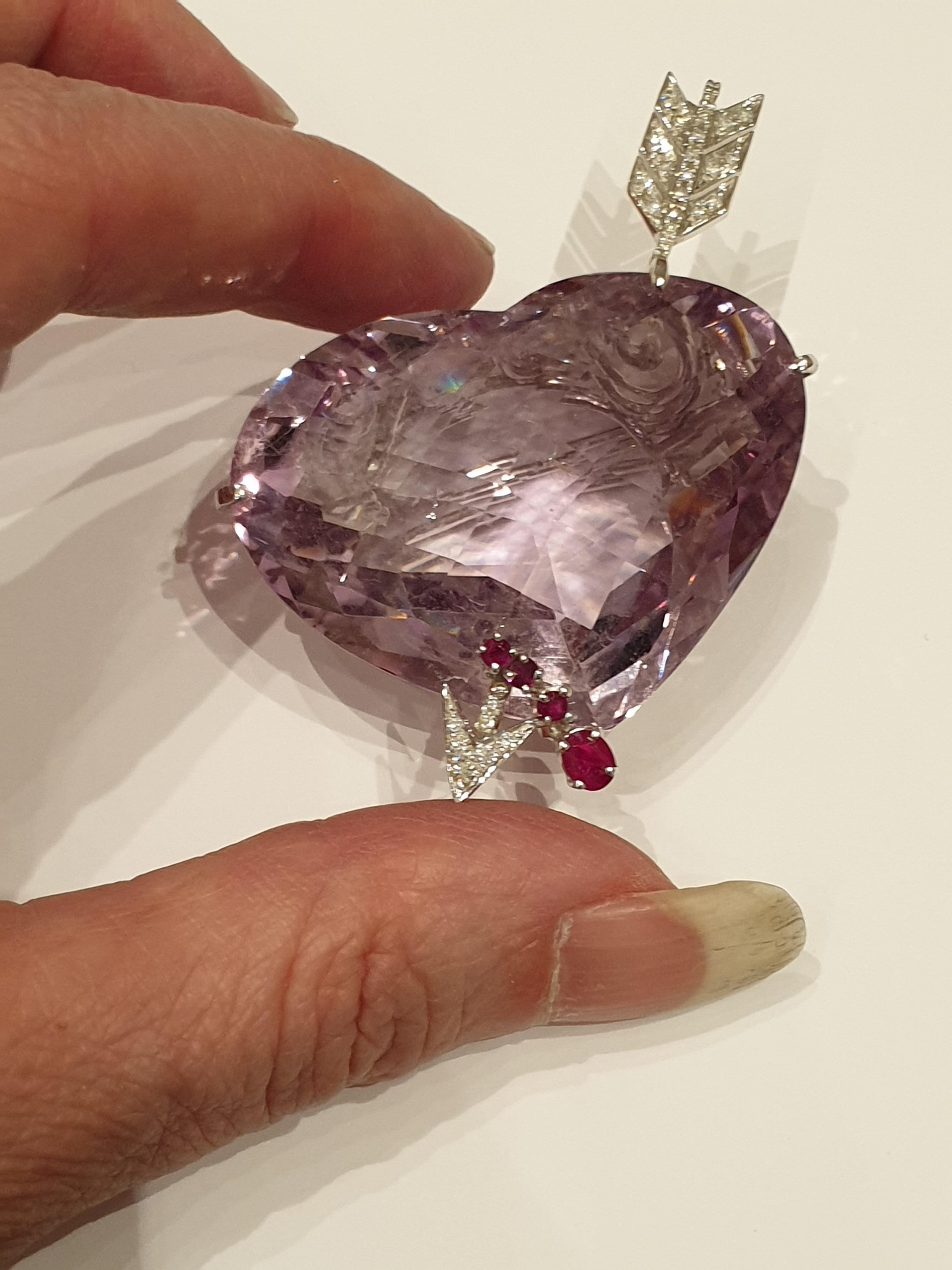 Amethyst Gold Brooch in the Form of a Pierced Heart with Diamonds and Rubies In Excellent Condition In Berlin, DE