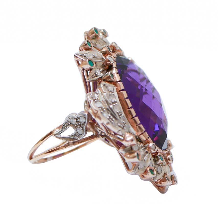 Incredibile anello in oro rosa 14 kt e struttura in argento montato con un'ametista idrotermale centrale circondata da agata verde e diamanti.
Questo anello è stato realizzato totalmente a mano da maestri orafi italiani ed è in perfette
