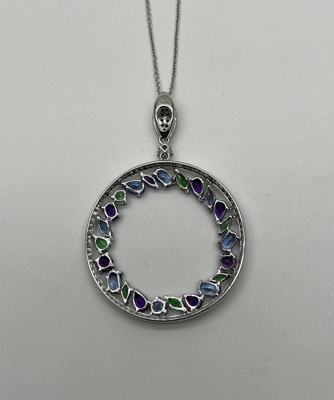 Taglio misto Collana con ciondolo in oro bianco 14K con ametista, zaffiro blu e tsavorite. in vendita