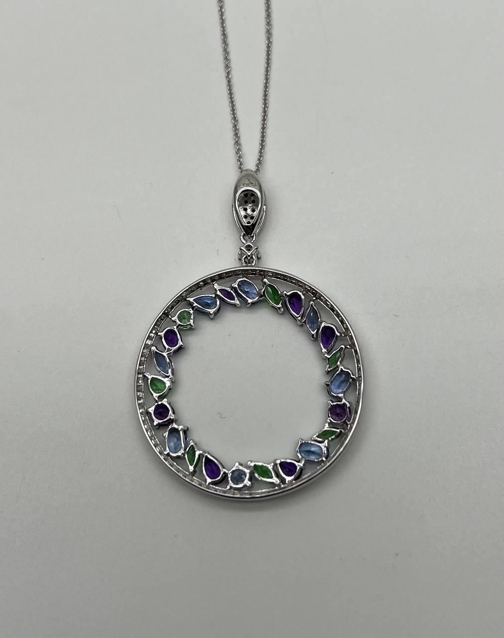 Collana con ciondolo in oro bianco 14K con ametista, zaffiro blu e tsavorite. In condizioni Nuovo in vendita a Oakton, VA