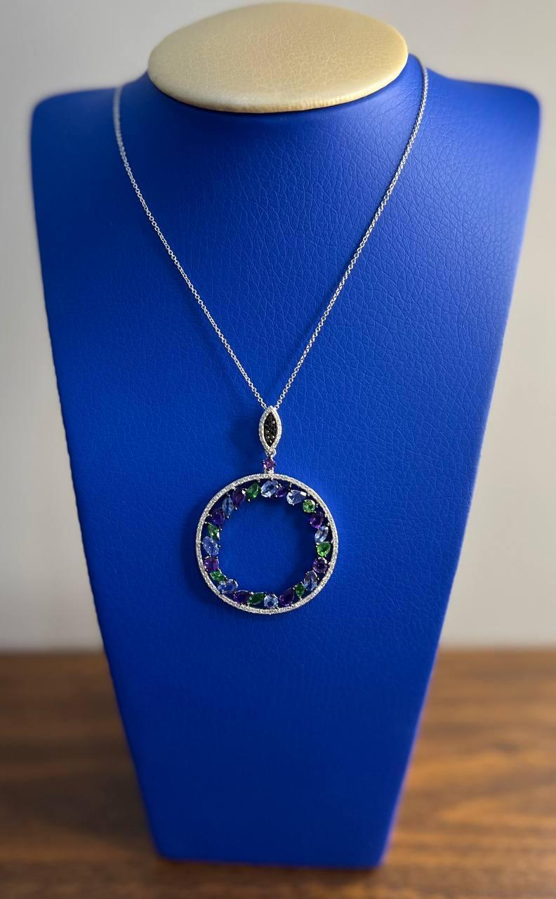 Collana con ciondolo in oro bianco 14K con ametista, zaffiro blu e tsavorite. in vendita 2